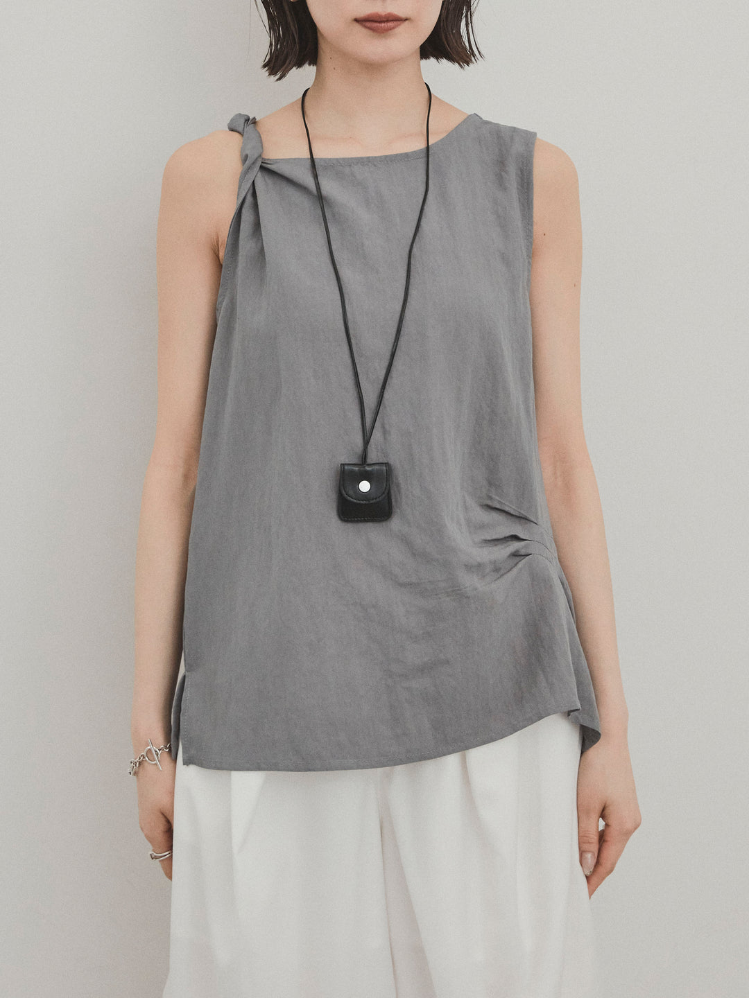 【預購】扭紋無袖上衣配皮項鍊/灰色