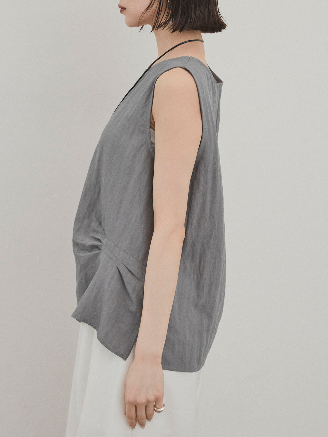 【預購】扭紋無袖上衣配皮項鍊/灰色