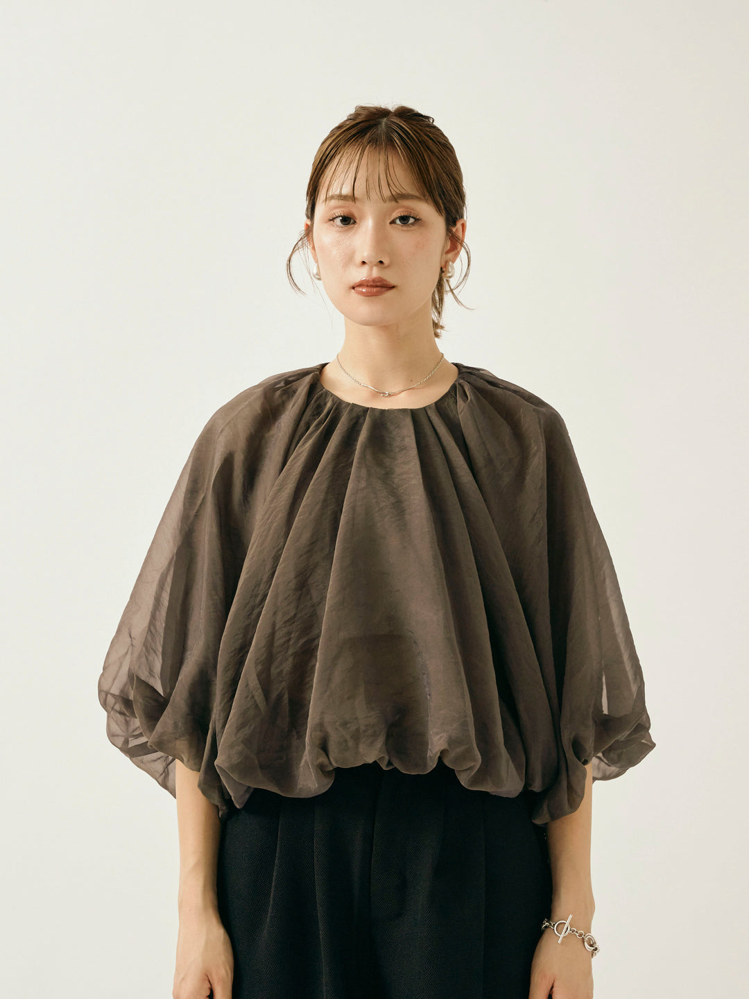 [予約]オーガンジーバルーンショートブラウス/チャコール