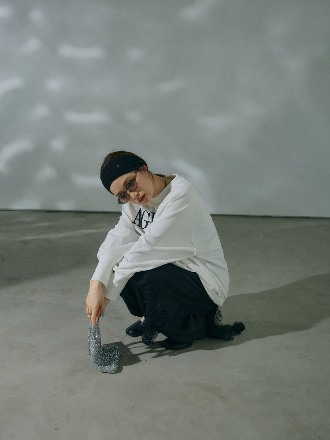 【Allure】[SET]ブークレダンボールロゴ刺繍プルオーバー+ワッシャーサテンタックジョガーパンツ+アシンメトリーサテンレースキャミソール(3set)