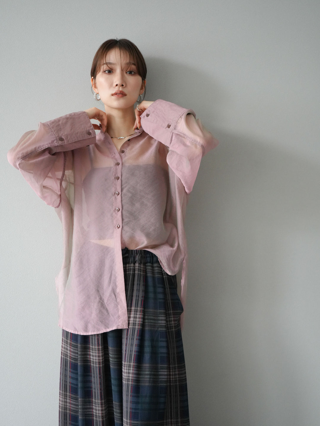 [SET] 亮面透視立領襯衫 + 透視格紋寬鬆褲 (2 件套)