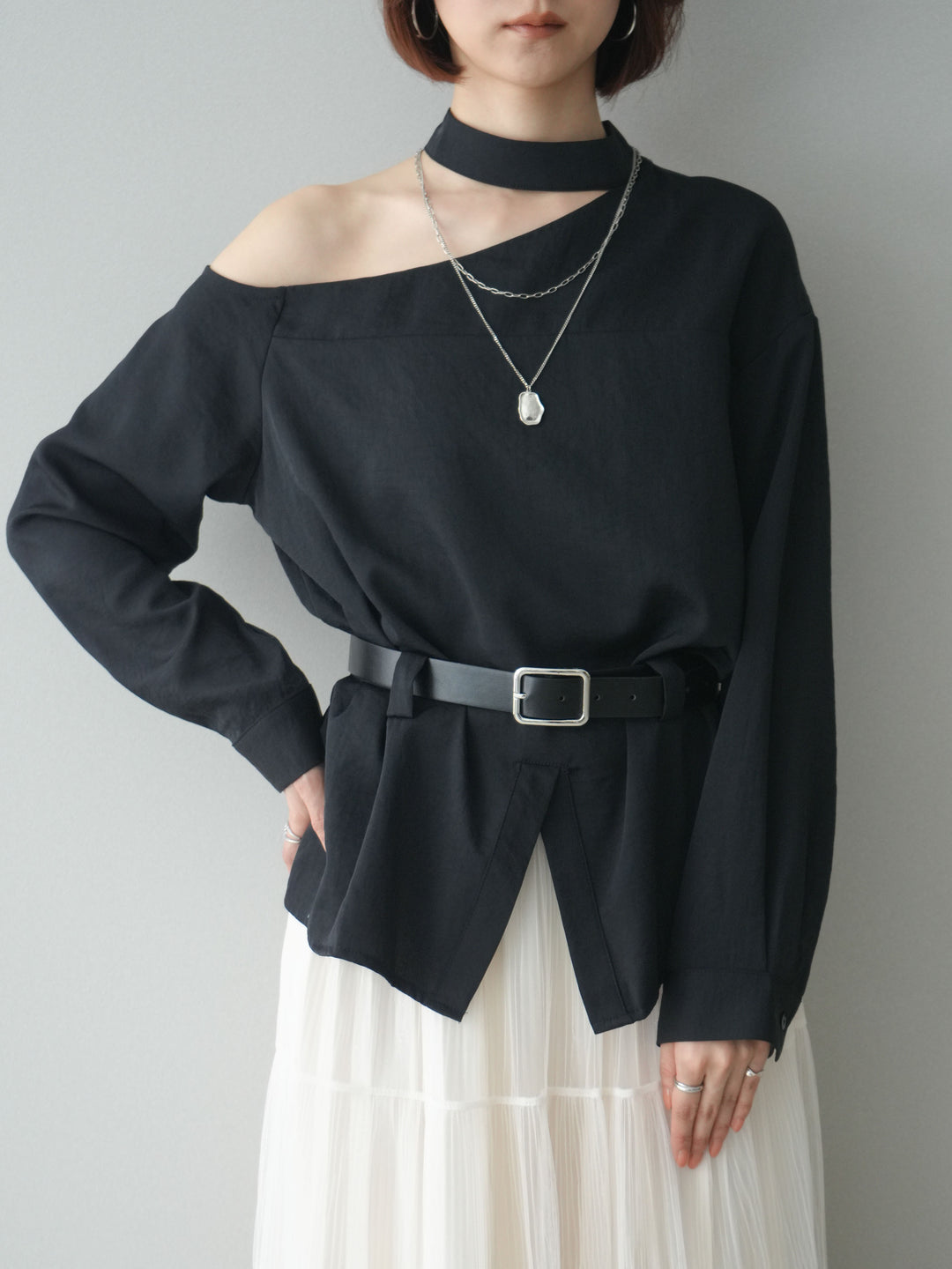 [SET]ベルト付ワンショルダースリットブラウス+ベルト付ワンショルダースリットブラウス(2set)
