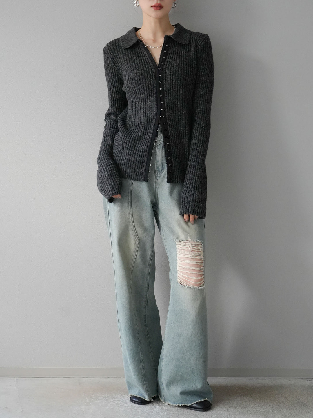 [預訂] 鉤眼細部領口針織開襟衫/炭灰