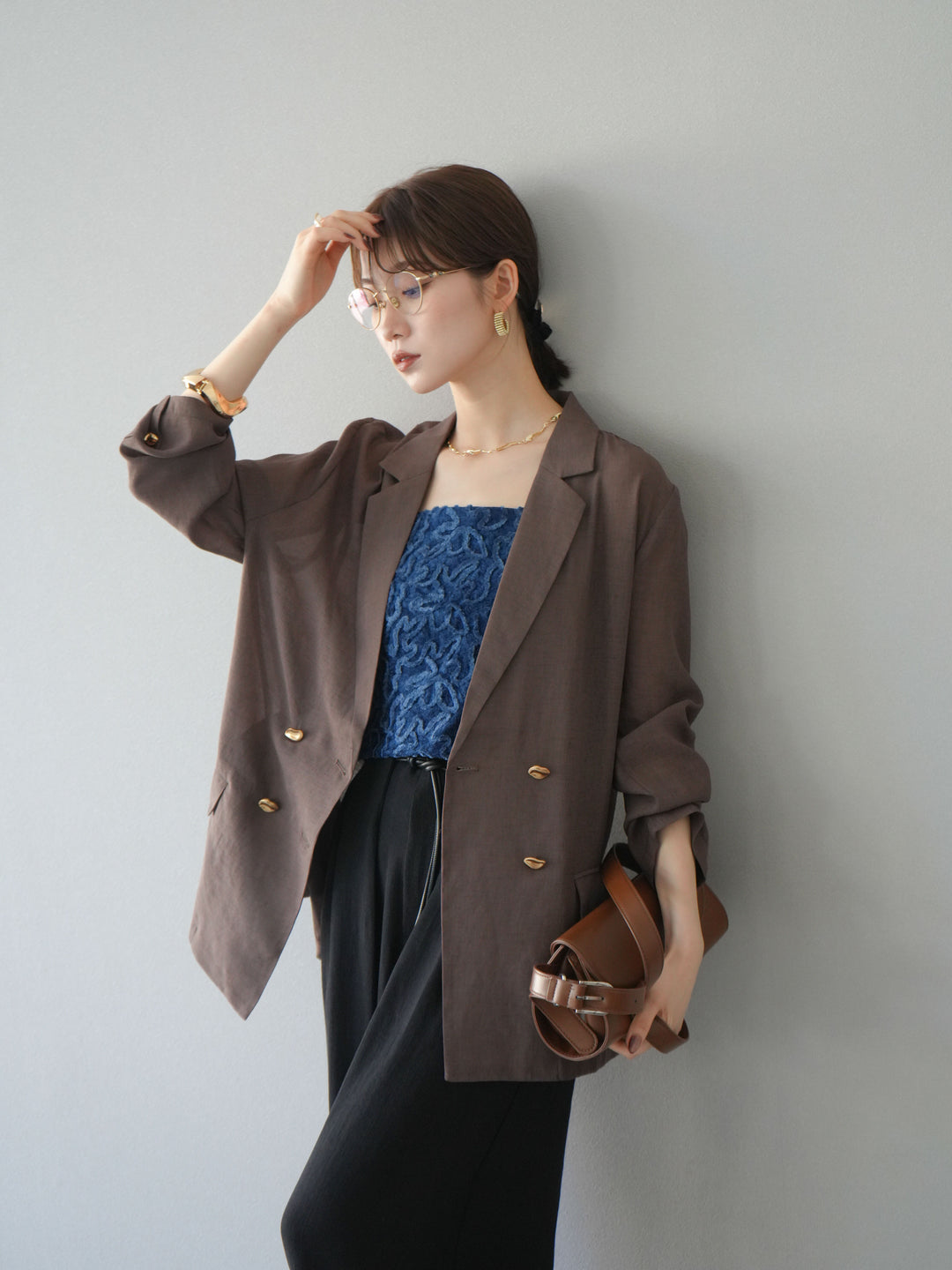 [SET] 金色扣環透視外套 + 滾邊花朵透視天鵝絨吊帶背心 + 繩紋腰帶麻感寬褲 (3 件套)