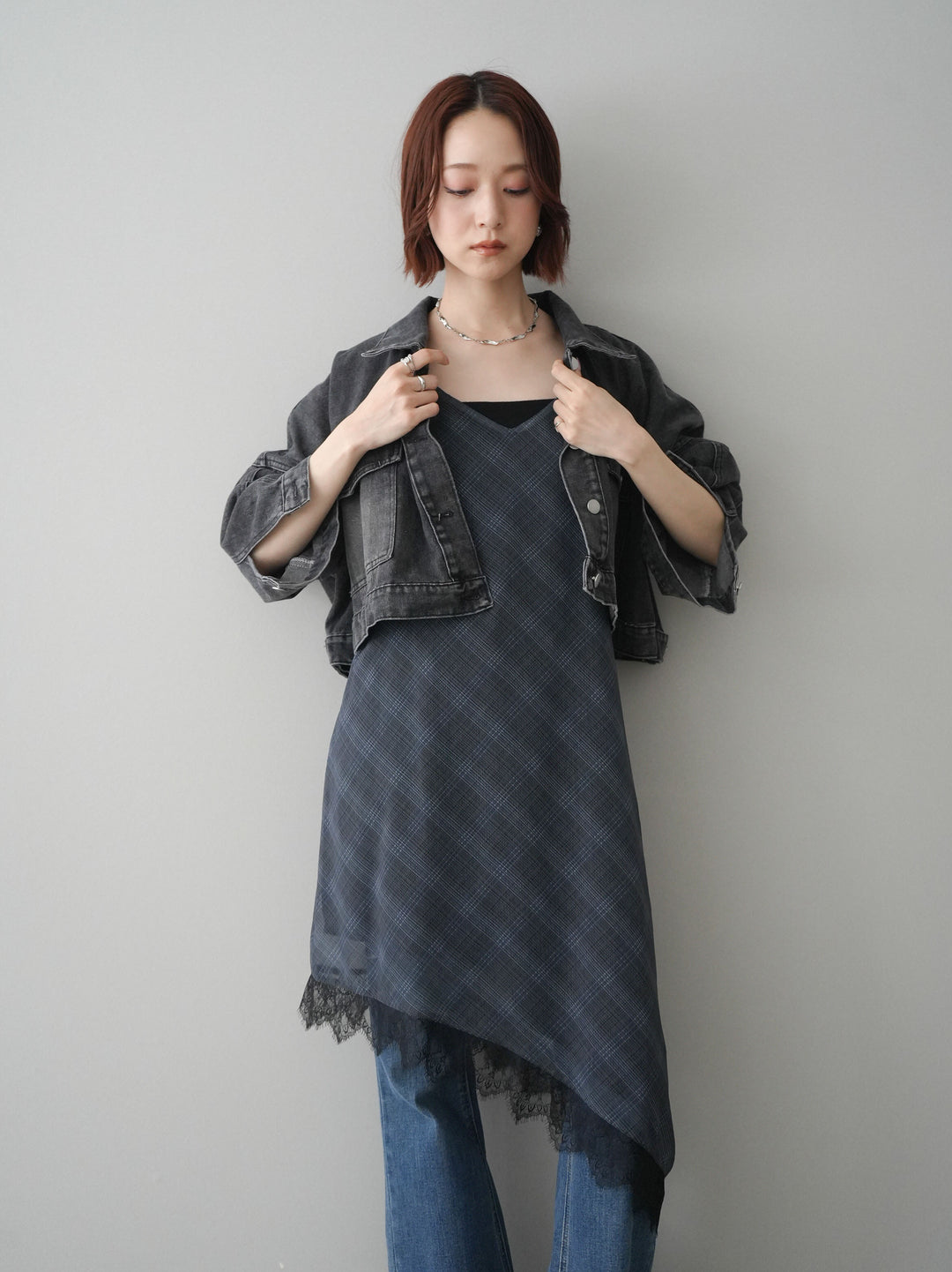 【套裝】牛仔短版襯衫外套+不對稱格紋蕾絲吊帶背心+流蘇半喇叭牛仔褲（三件套）