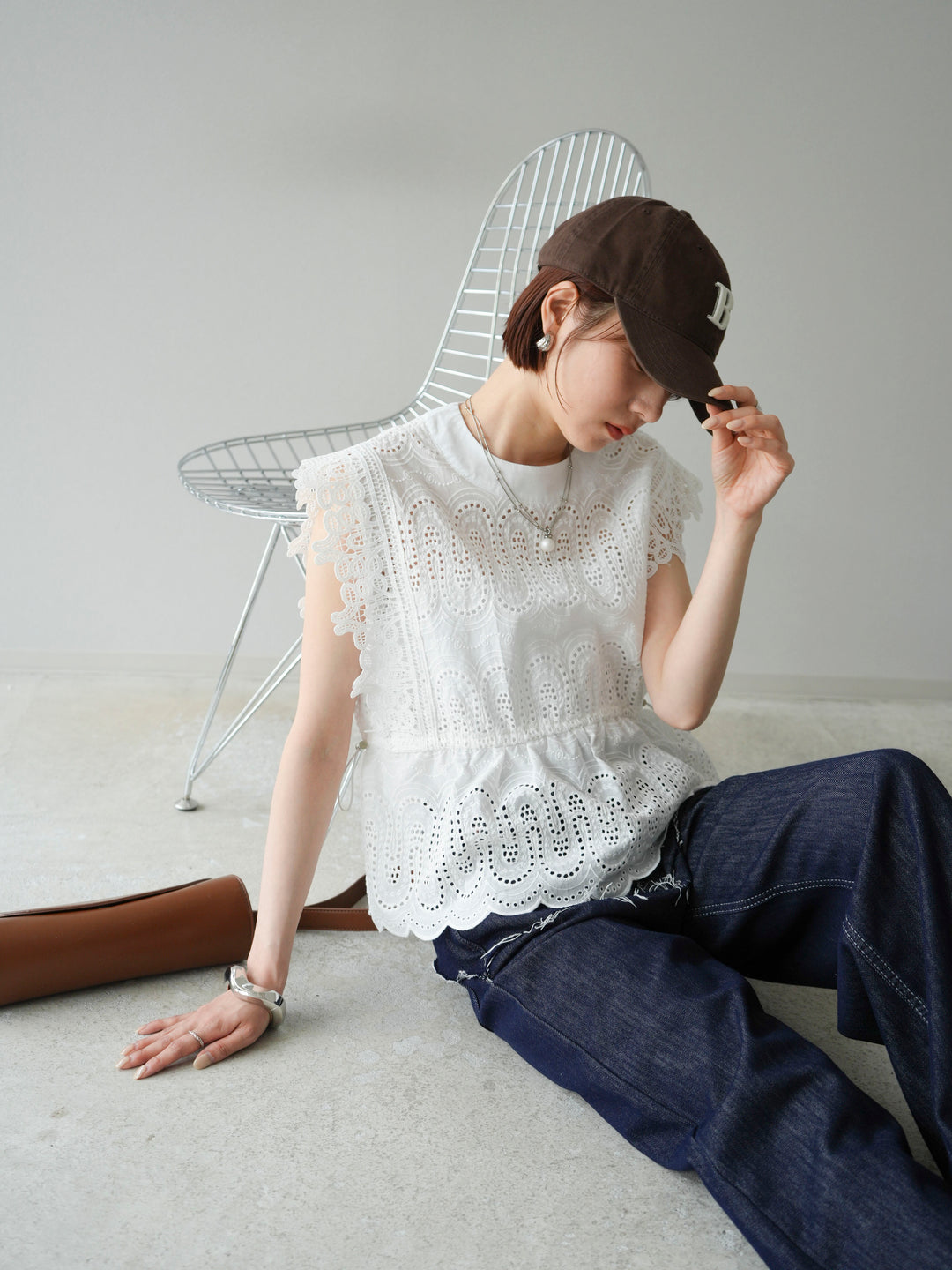 [SET] 扇貝刺繡蕾絲上衣 + 臀部設計牛仔褲 (2set)