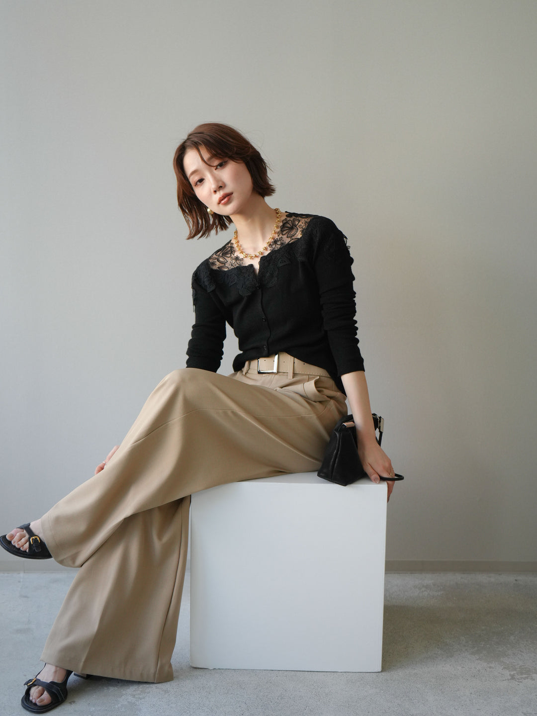 【套裝】肩部蕾絲針織開襟衫+銀色搭扣垂褶闊腿褲（兩件套）