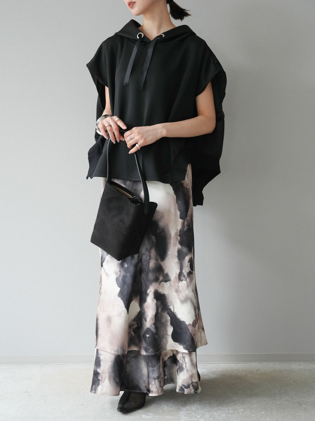 [SET]アシンメトリードルマンバックZIPフーディー+ニュアンスサテンフリルスカート(2set)