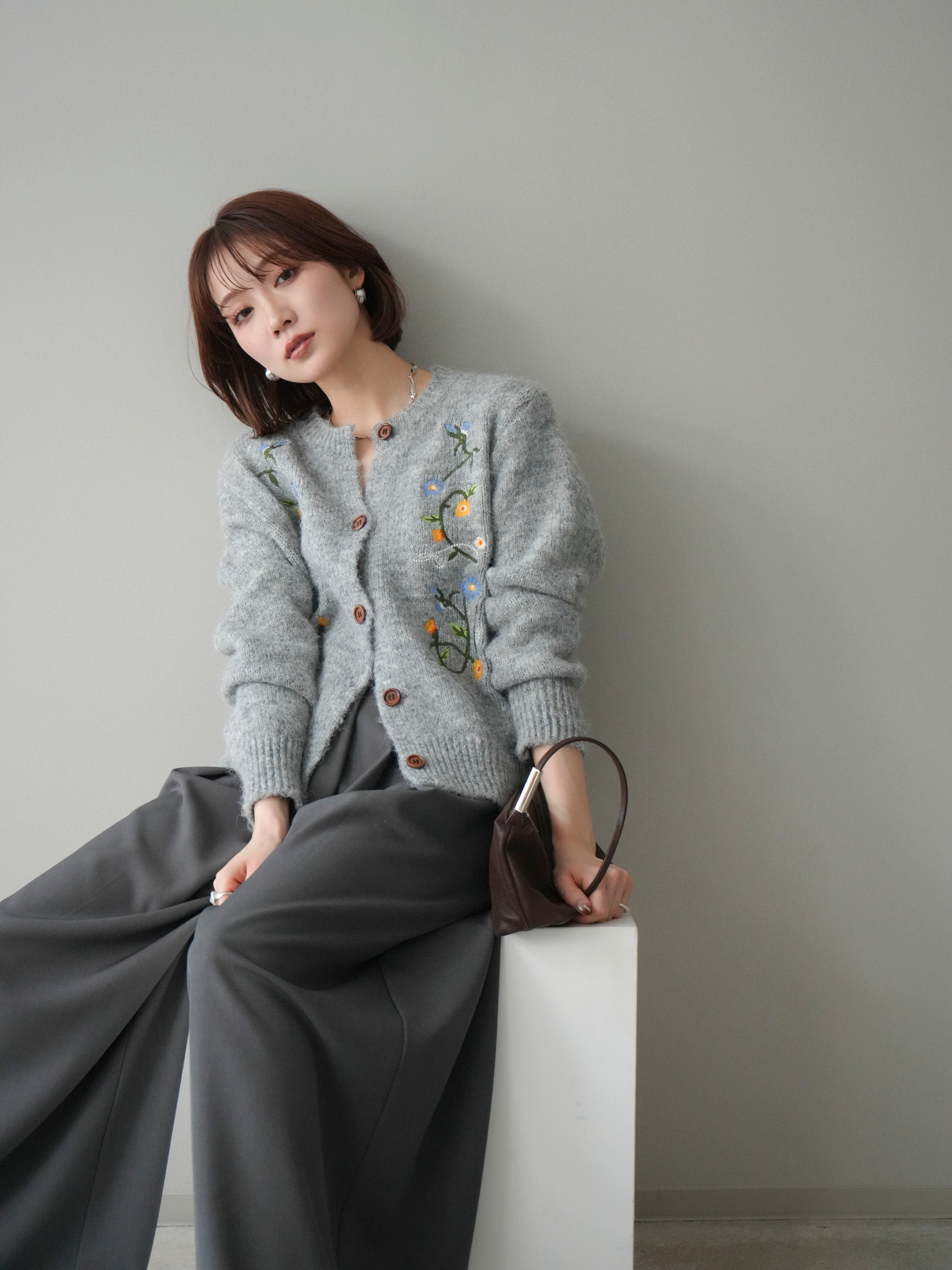 予約]フラワー刺繍ニットカーディガン/gray – Lumier