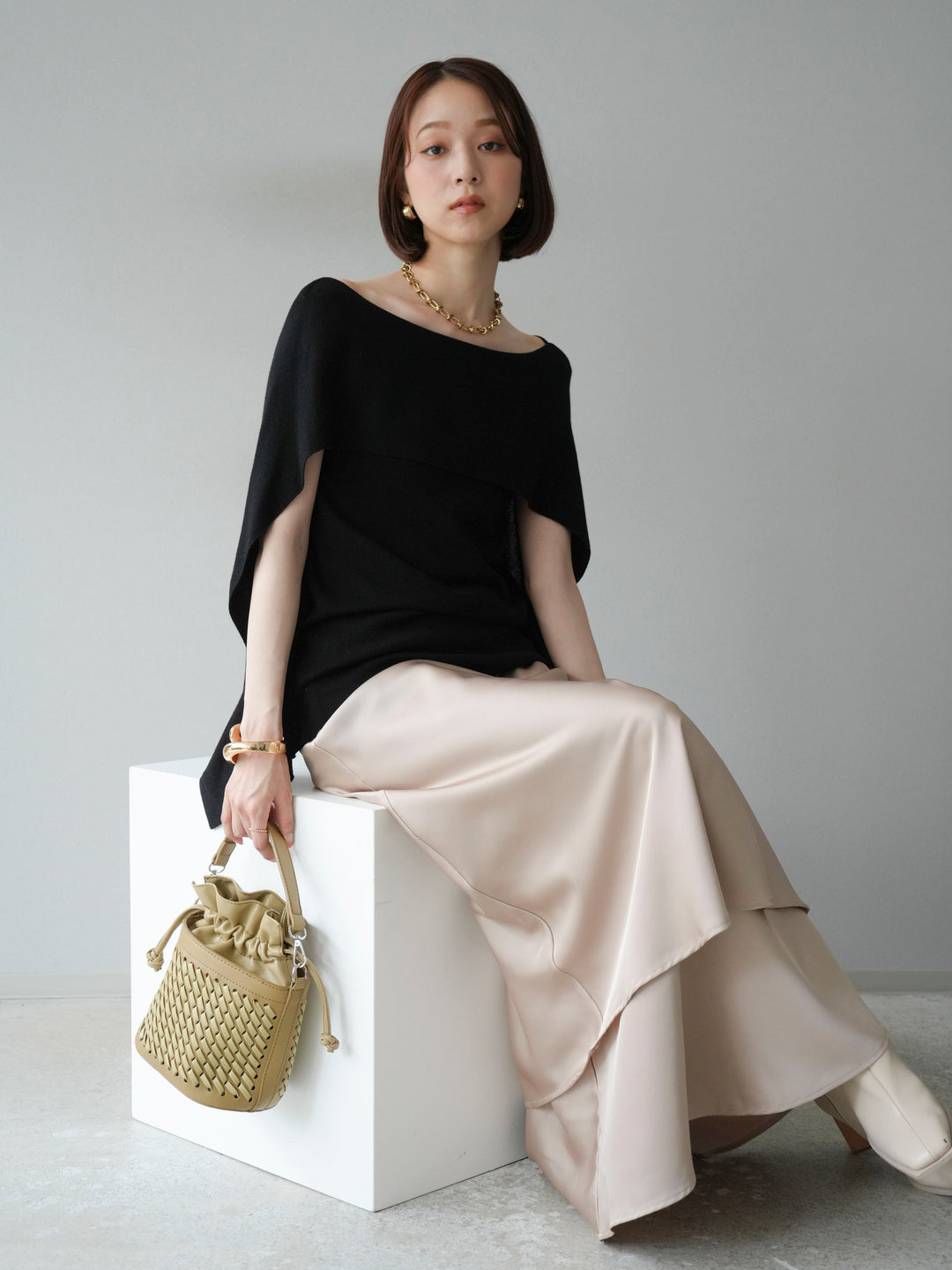 [予約]マントデザインスリットドルマンニット/ブラック