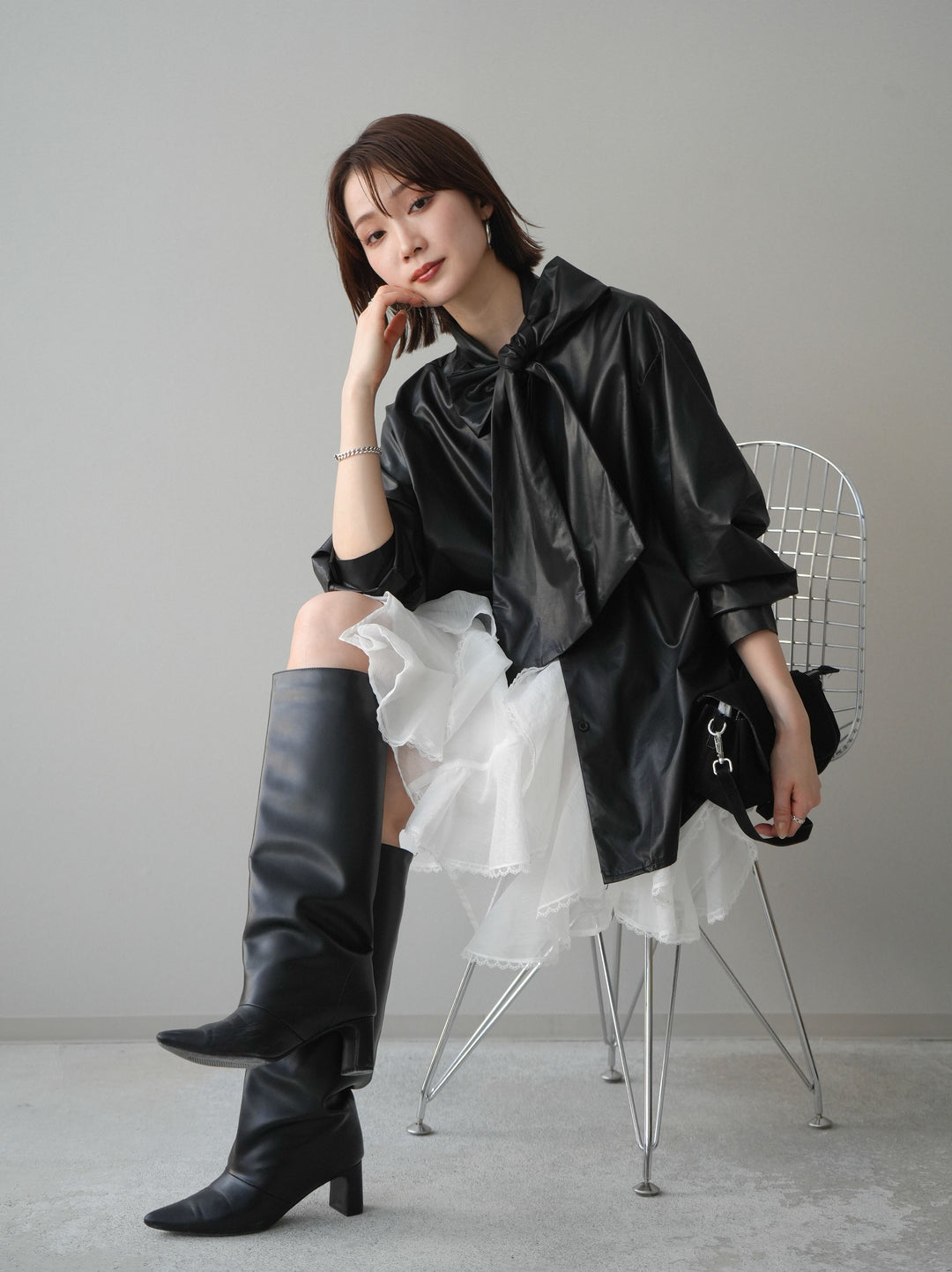 [SET]フェイクレザーボウタイブラウス+ラッフルレースミニスカート(2set)