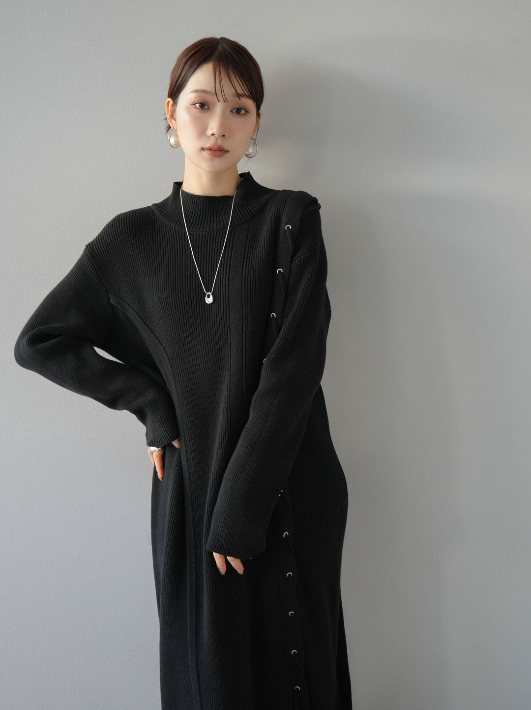 [SET] 不對稱繫帶高領針織連身裙 + 可選飾品套裝 (2套)