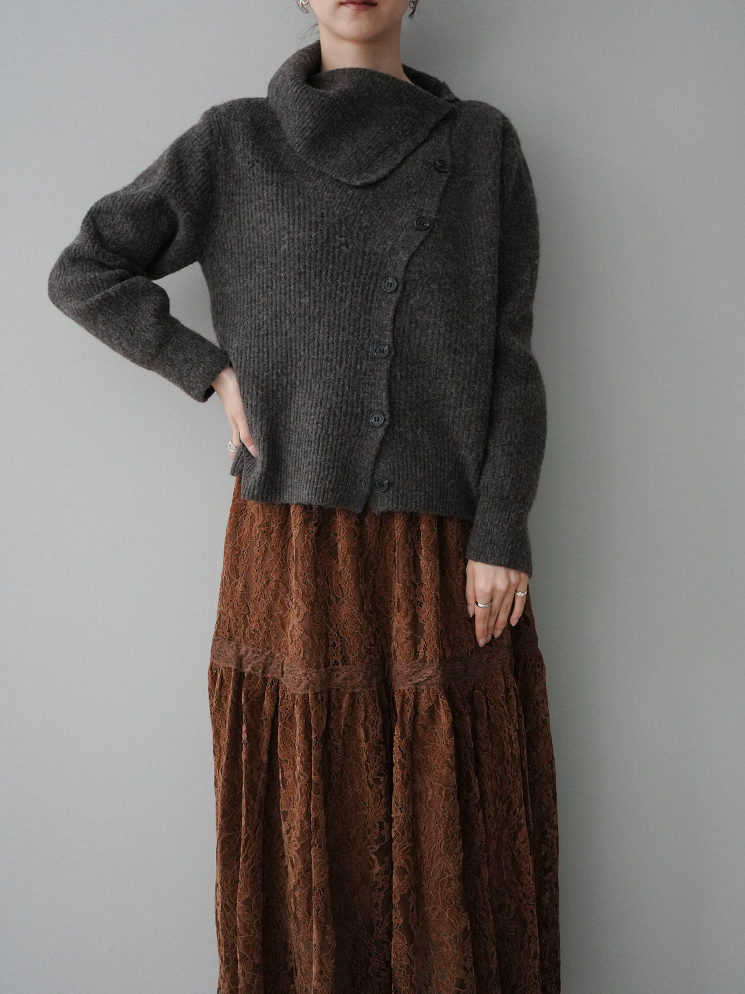 [SET]ハイネックデザインボタンニットカーディガン+起毛レースティアードスカート(2set)