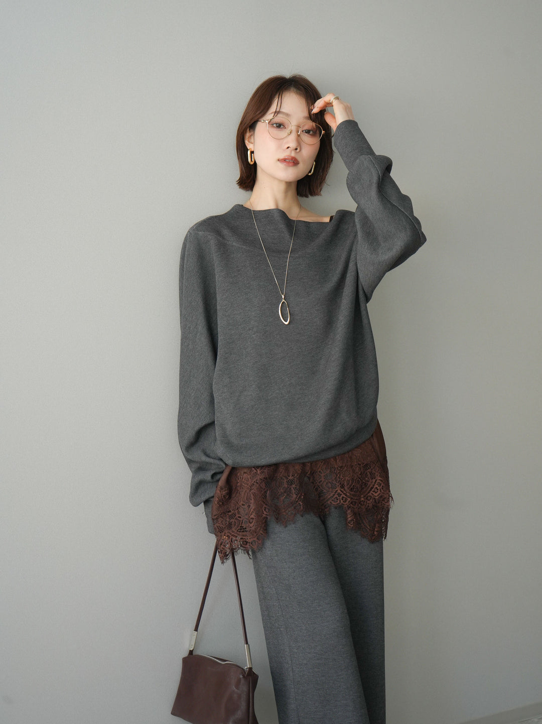 [SET]アシンメトリーオフショルポンチプルオーバー+レーストリムキャミソール(2set)