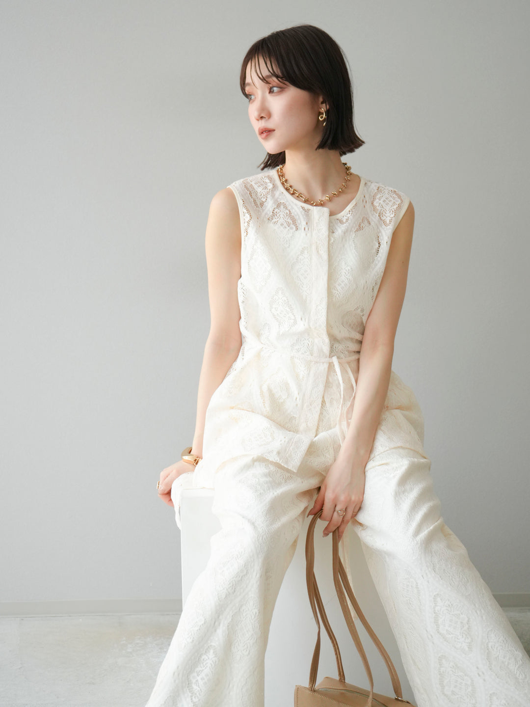 [SET] 緞面滾邊蕾絲無袖上衣 + 蕾絲疊穿休閒褲 (2件套)