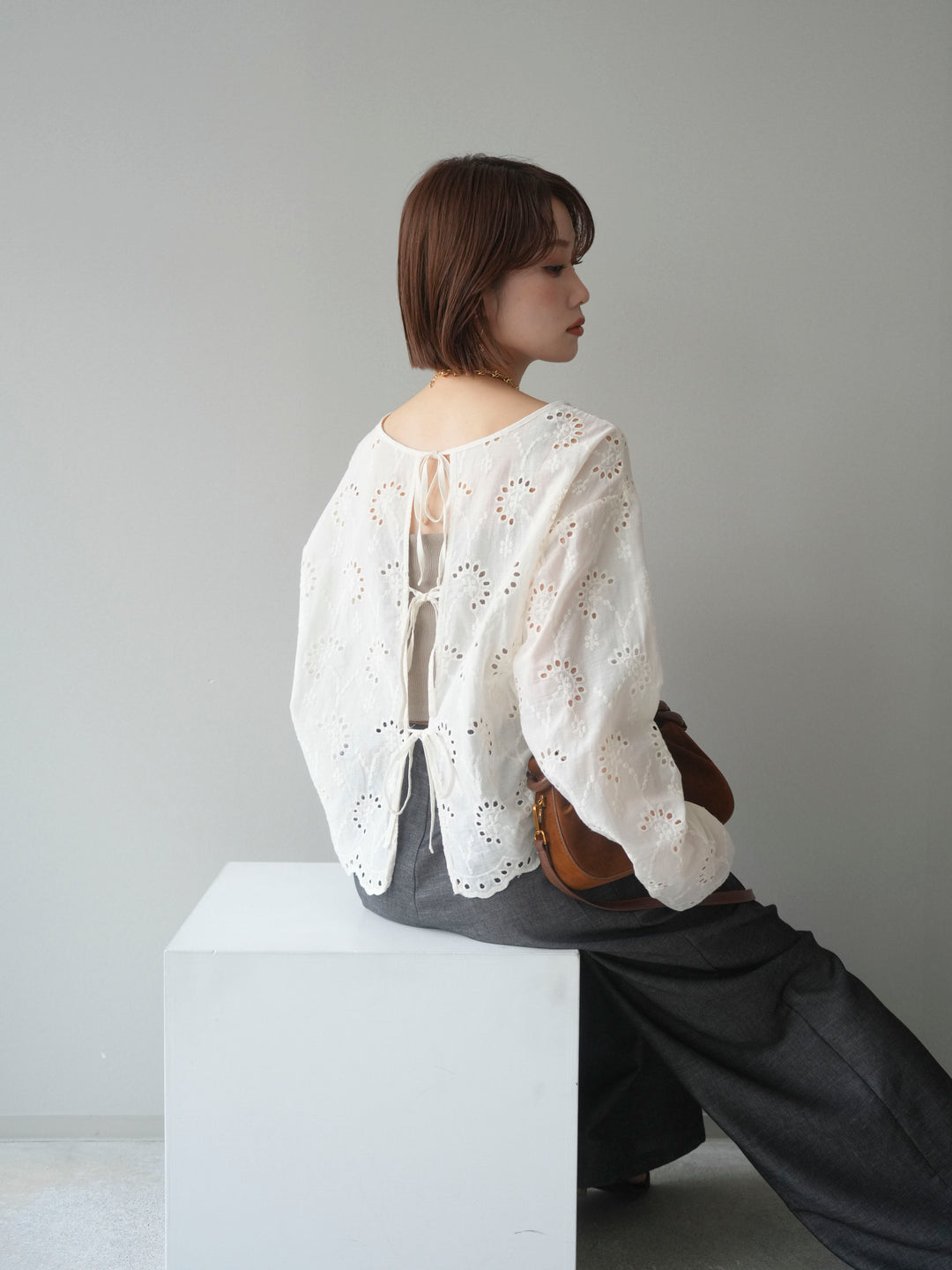 [予約]カットワークレースバックオープンブラウス/ivory