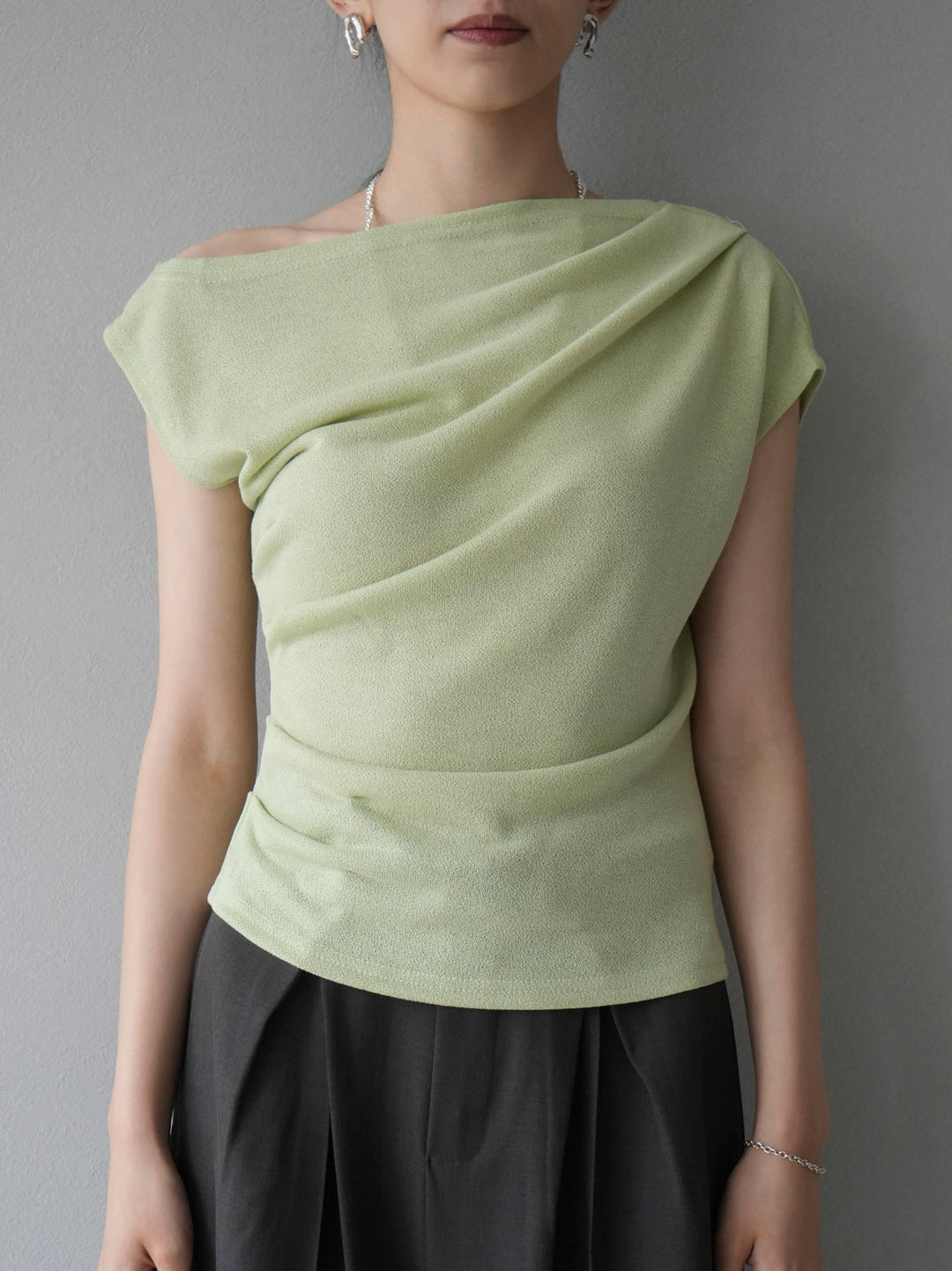 [Pre-order] Asymmetrical tuck sleeveless knit/green