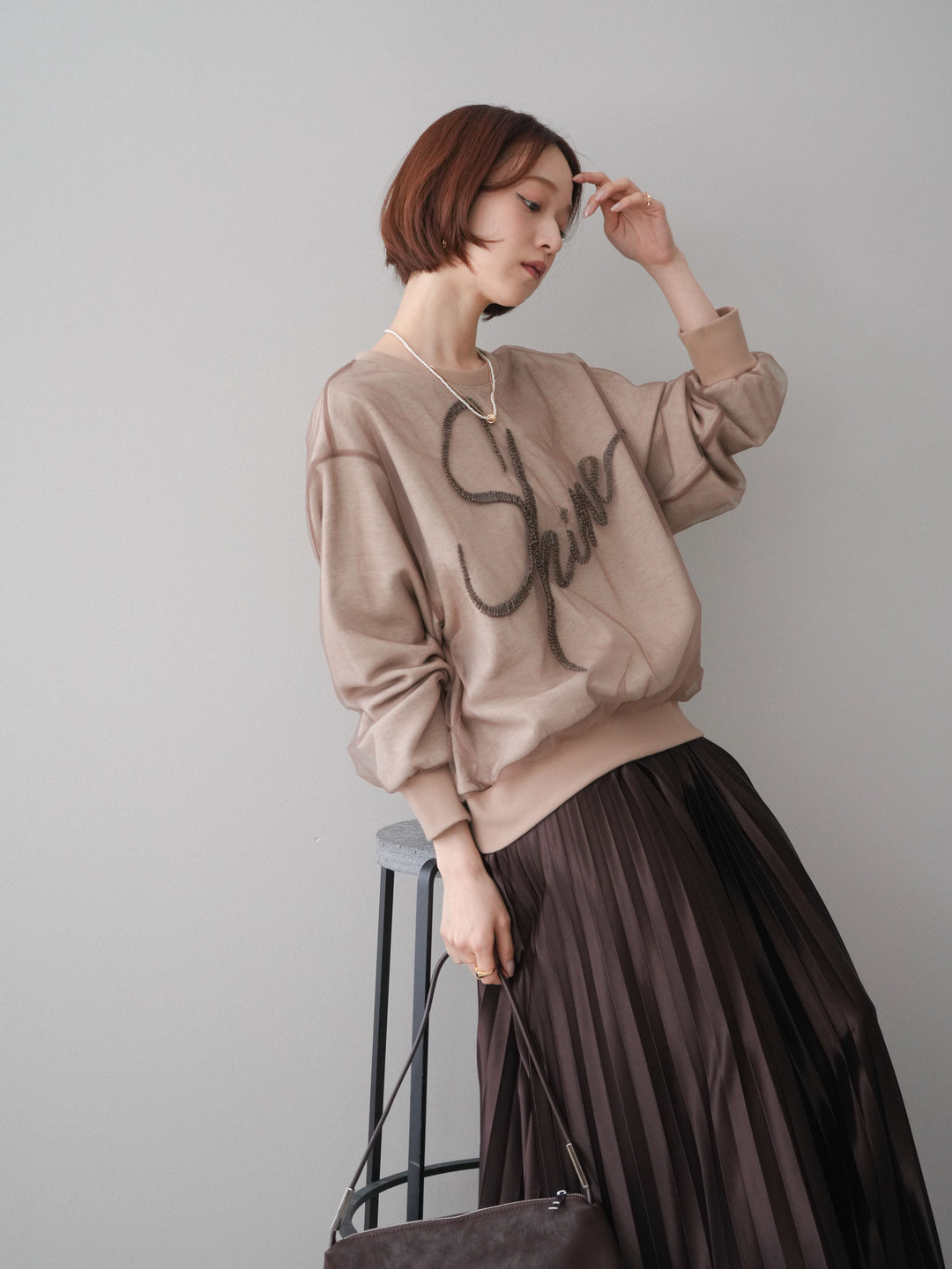 [SET]チュールレイヤードロゴスエットプルオーバー+サテンプリーツマキシスカート(2set)