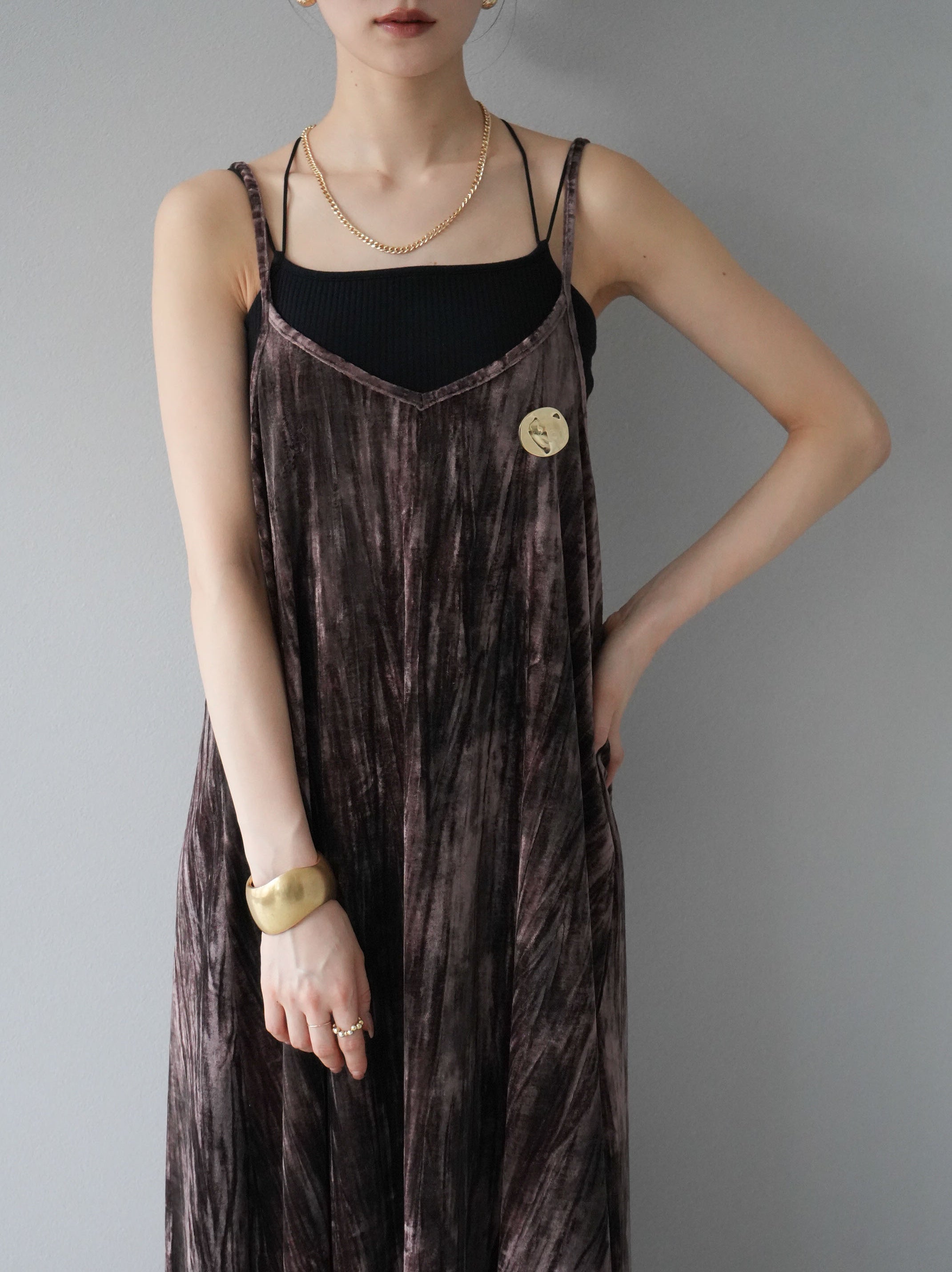 予約]ブローチ付きベロアキャミワンピース/ブラウン – Lumier