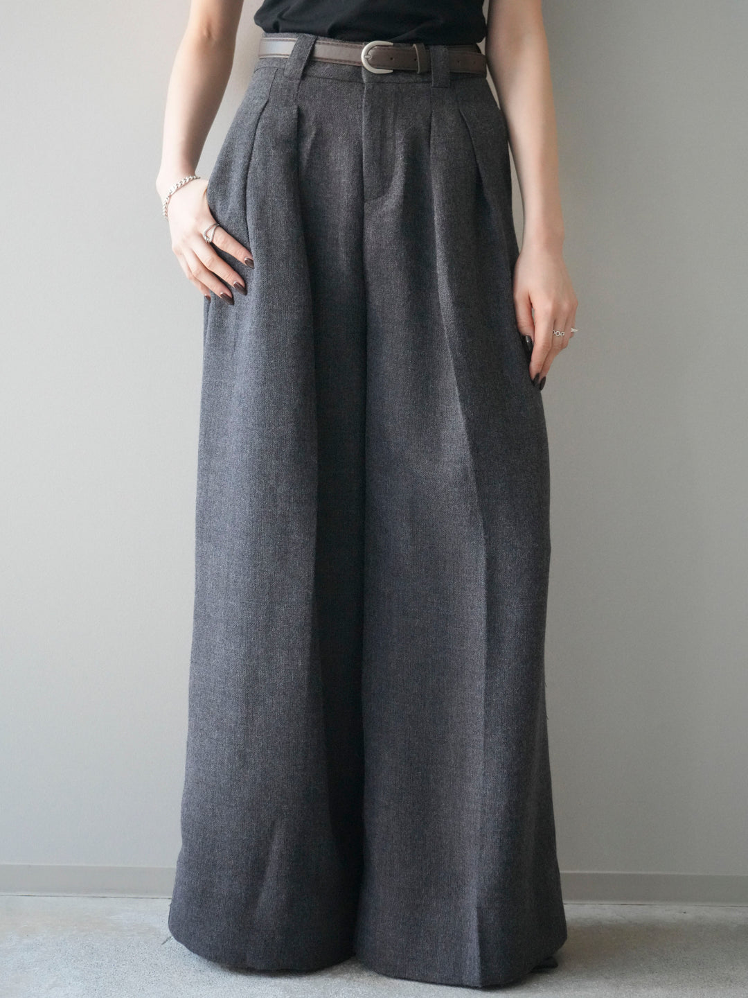 [予約]ウールタッチベルト付ワイドパンツ/charcoal