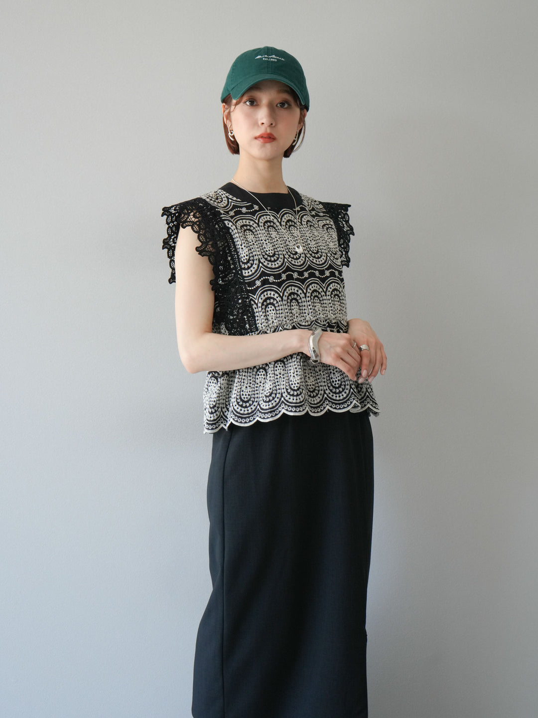 [SET] 扇貝刺繡蕾絲上衣 + 亞麻質感拉鍊開衩緊身裙（2件套）