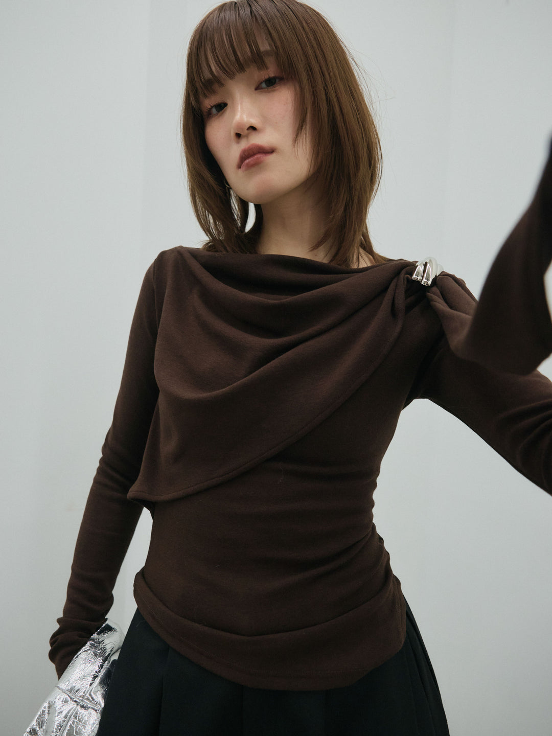 【Allure】[SET]ブローチ付ドレープ裏起毛トップス+モックスカルゼサイドタックコクーンパンツ(2set)