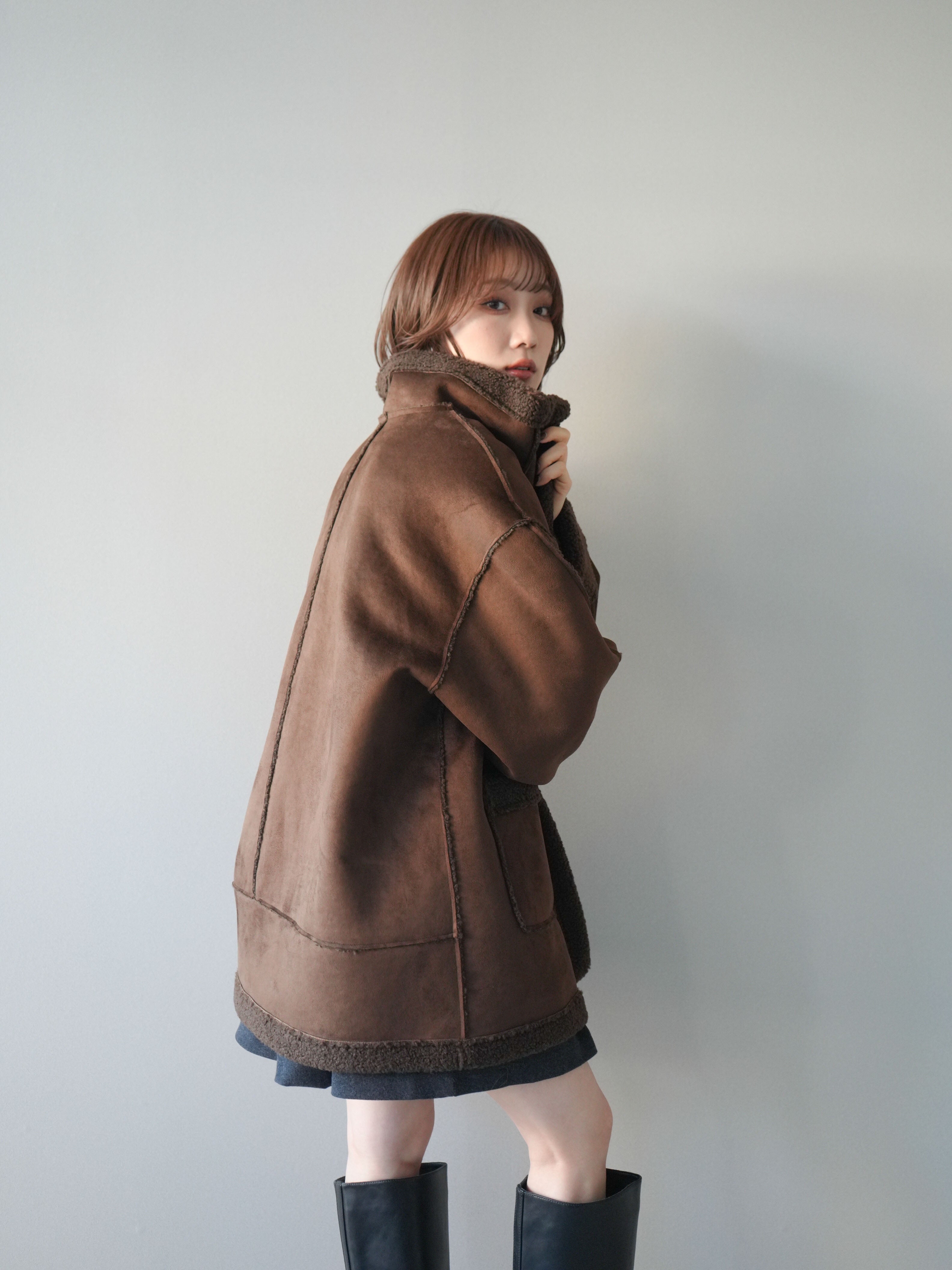 予約]スタンドネックフェイクムートンミディアムコート/brown – Lumier