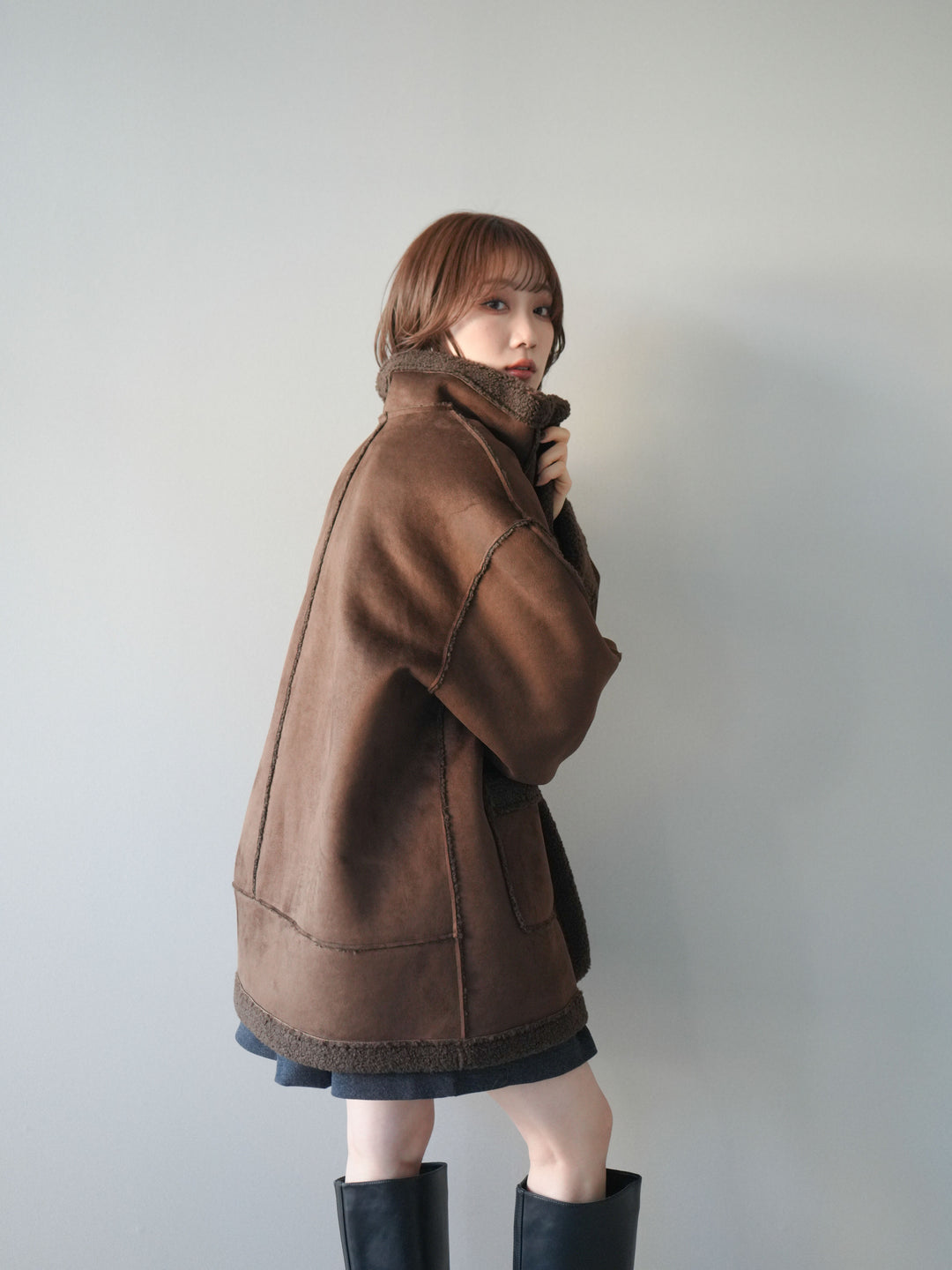 [予約]スタンドネックフェイクムートンミディアムコート/brown