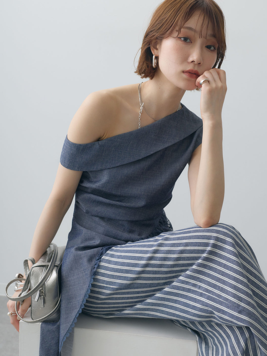 [予約]アシンメトリーラッフルレースヘムトップス/blue