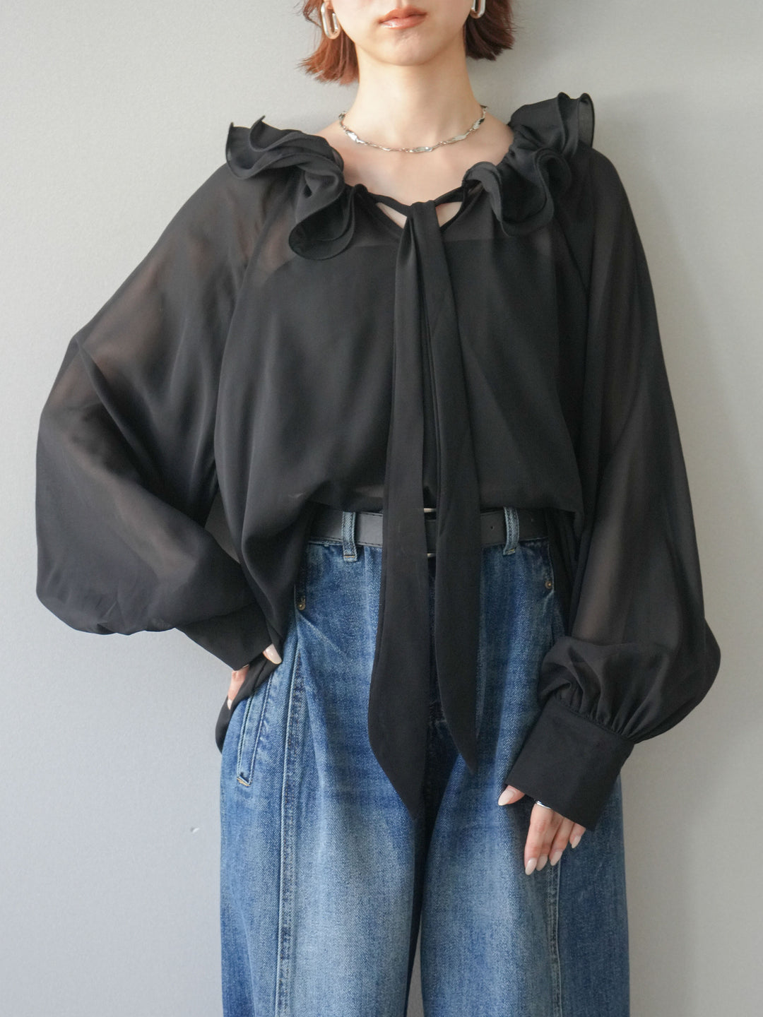 [予約]ラッフルネックシアーブラウス/black