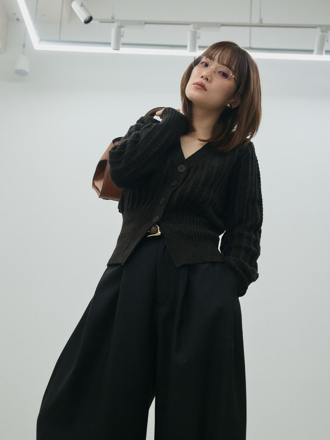 【Allure】[SET]編みこみVネックニットカーディガン+モックスカルゼサイドタックコクーンパンツ(2set)