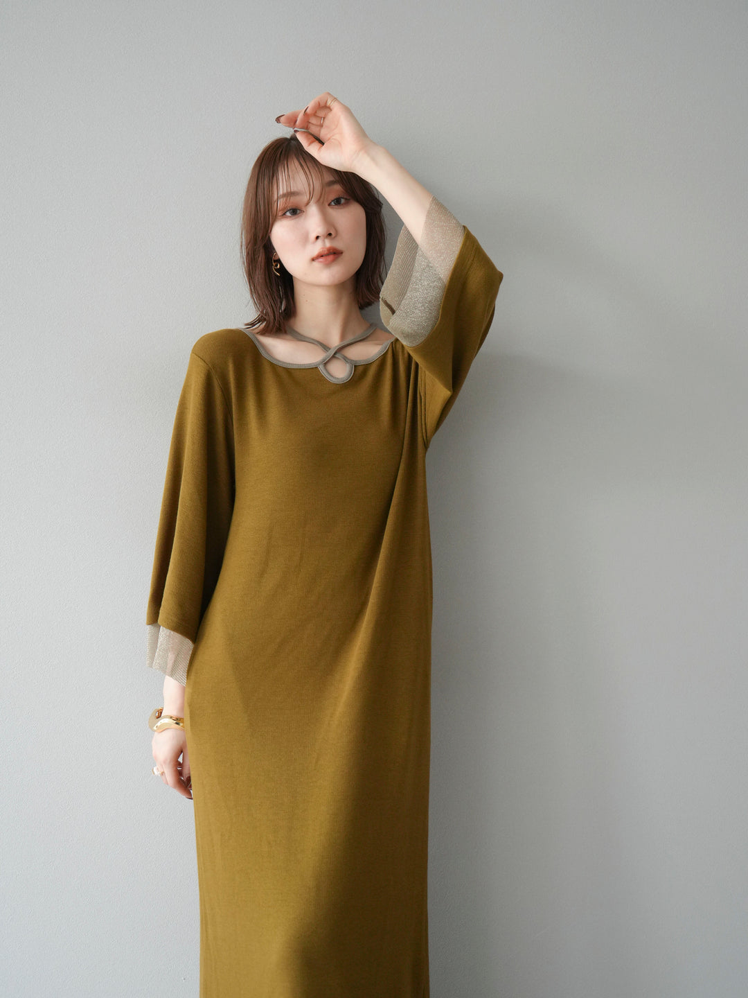 [予約]デザインネックラメシアー切替ニットワンピース/カーキ