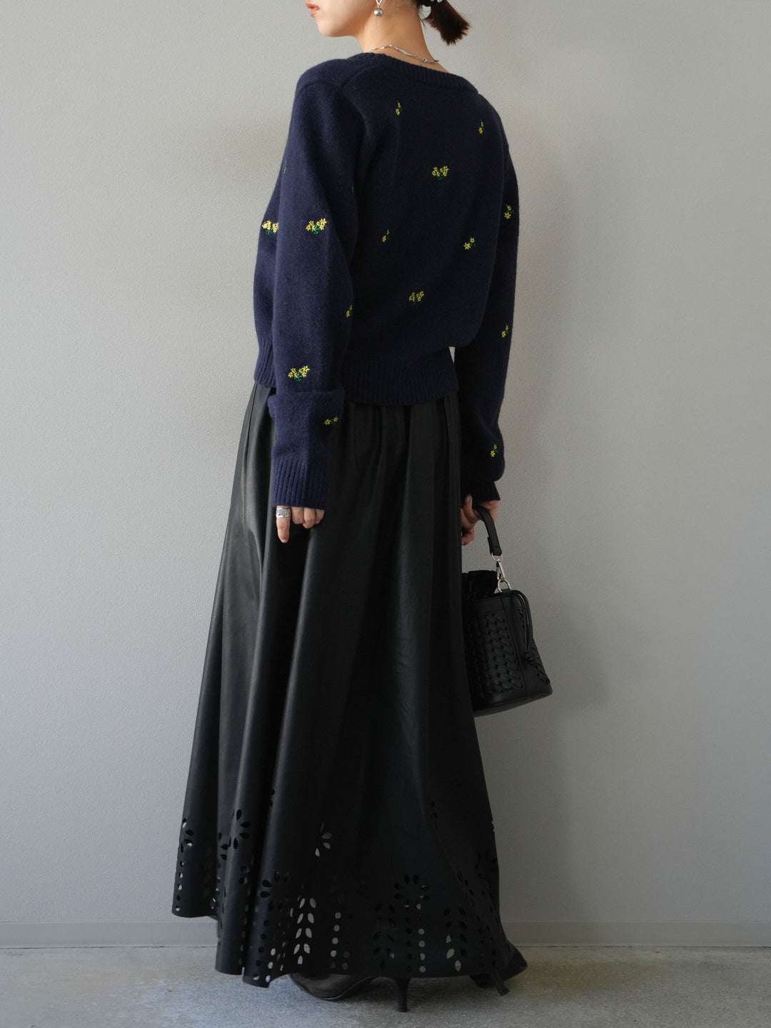 [予約]フラワーパンチングレザースカート/ブラック