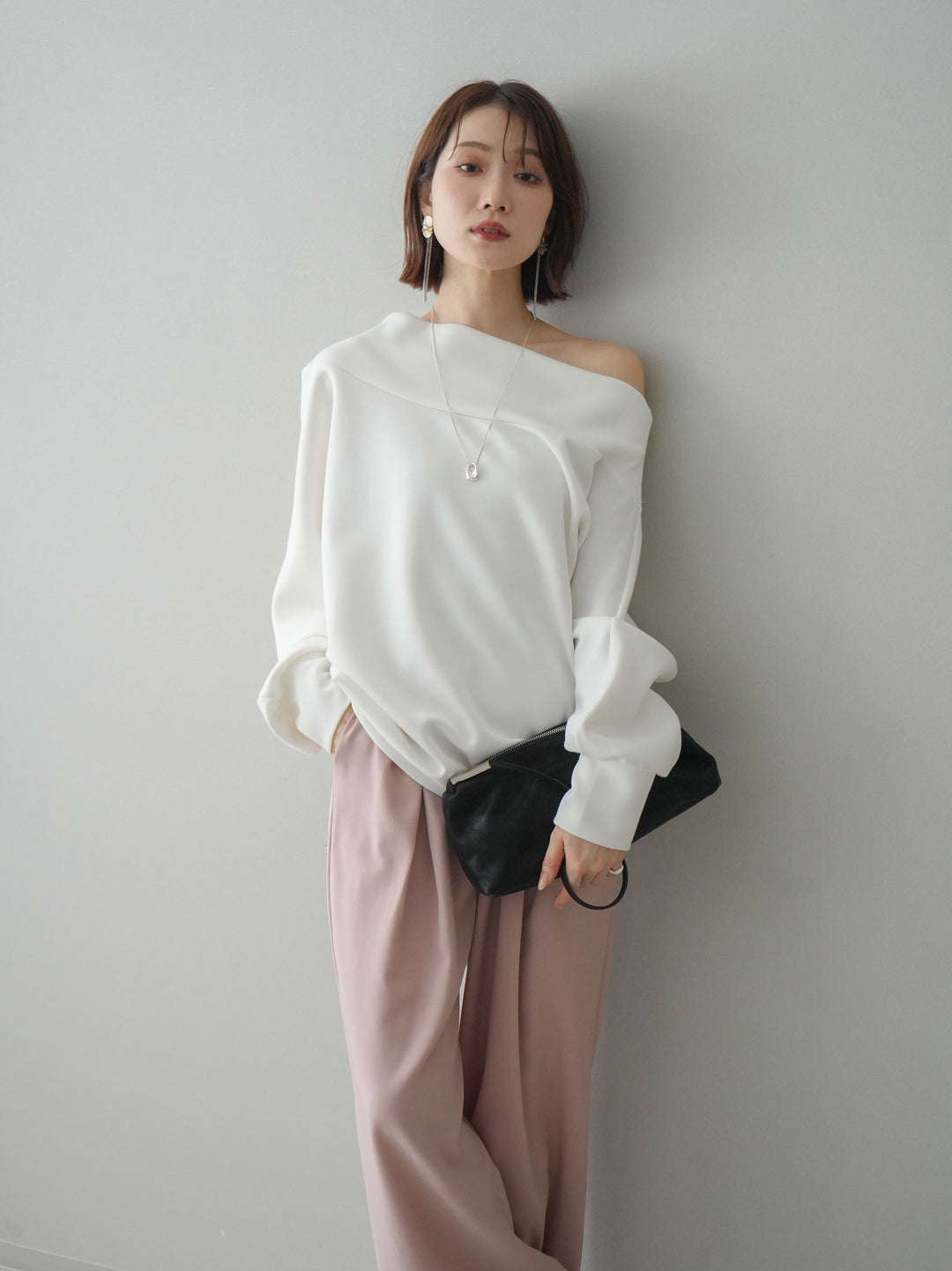 [予約]アシンメトリーオフショルポンチプルオーバー/white