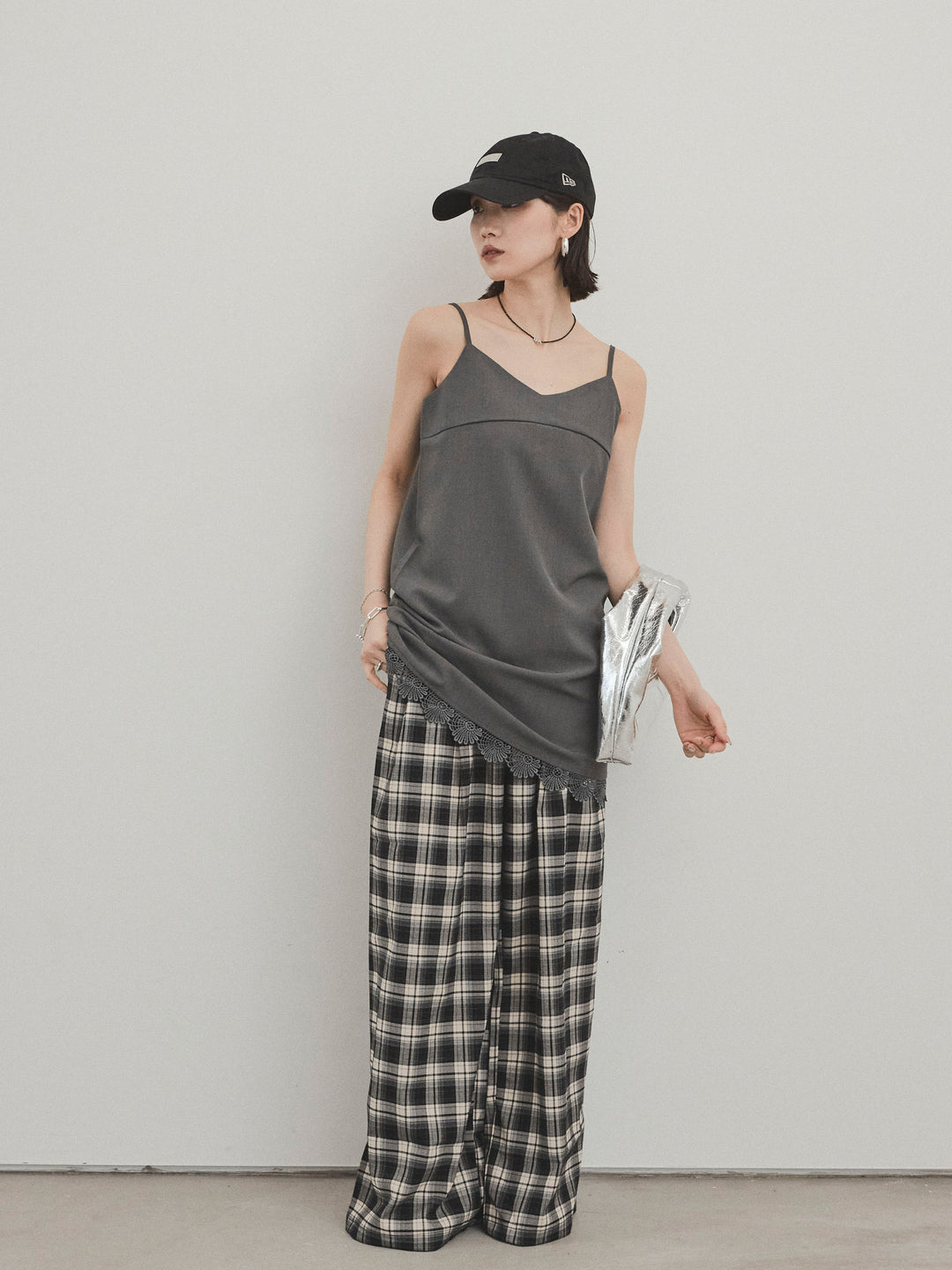 [SET] 蕾絲下擺吊帶迷你洋裝 + 格紋寬褲 (2 件套)