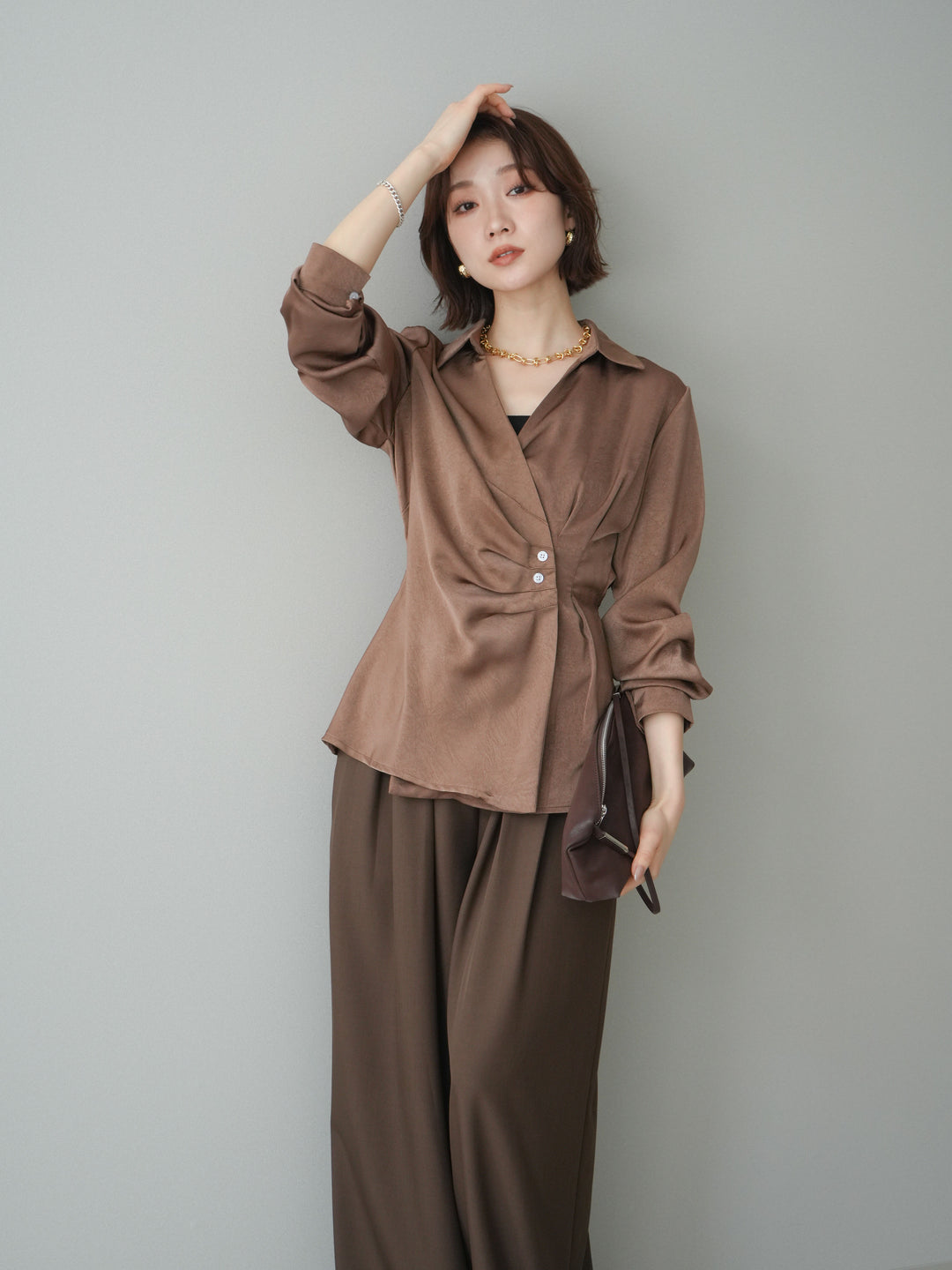 [予約]サイドギャザーアシンメトリーデザインサテンブラウス/brown