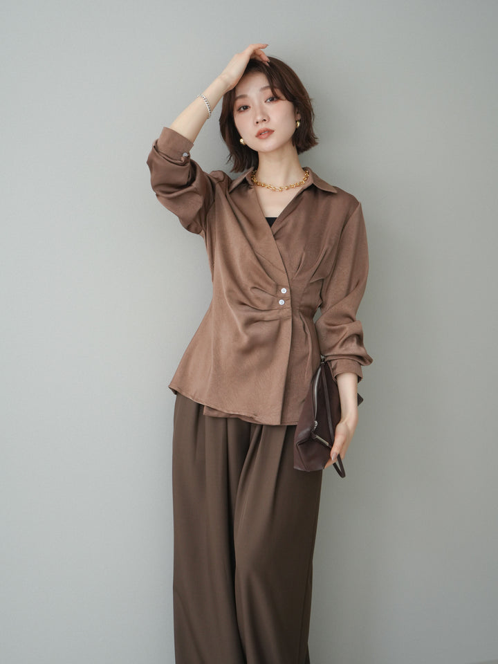 [予約]サイドギャザーアシンメトリーデザインサテンブラウス/brown