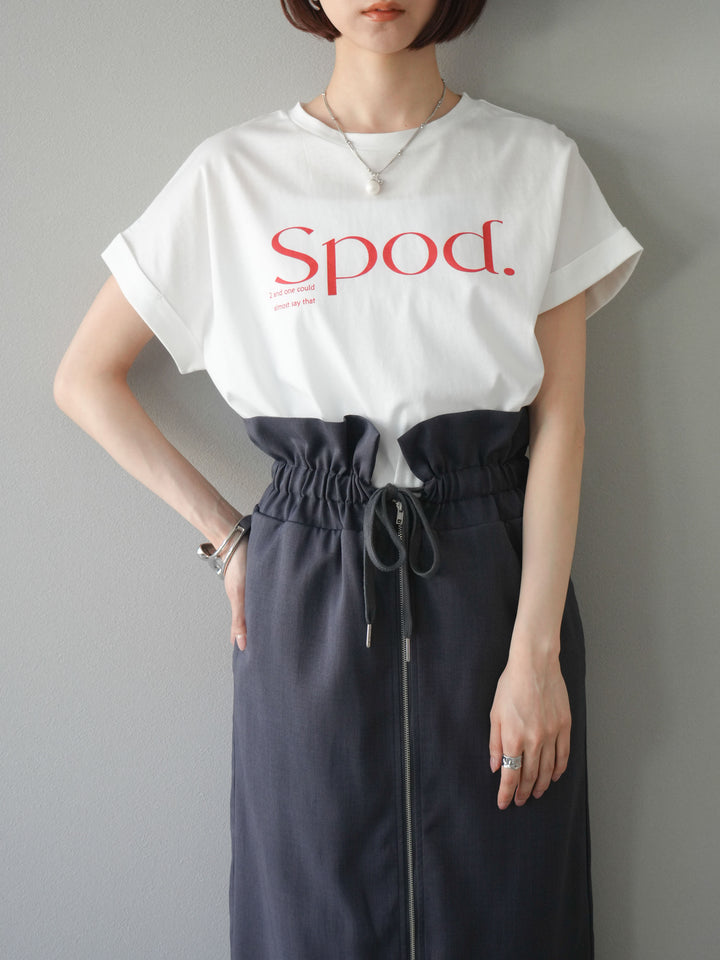 [予約]ドライタッチコットンバックラウンドヘムロゴTシャツ/オフ×レッド