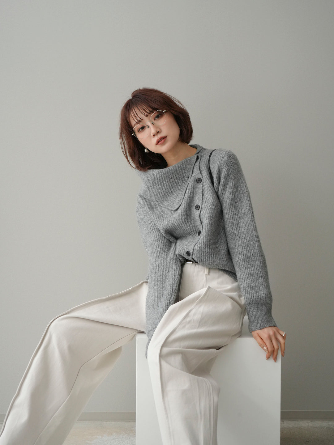 [予約]ハイネックデザインボタンニットカーディガン/gray