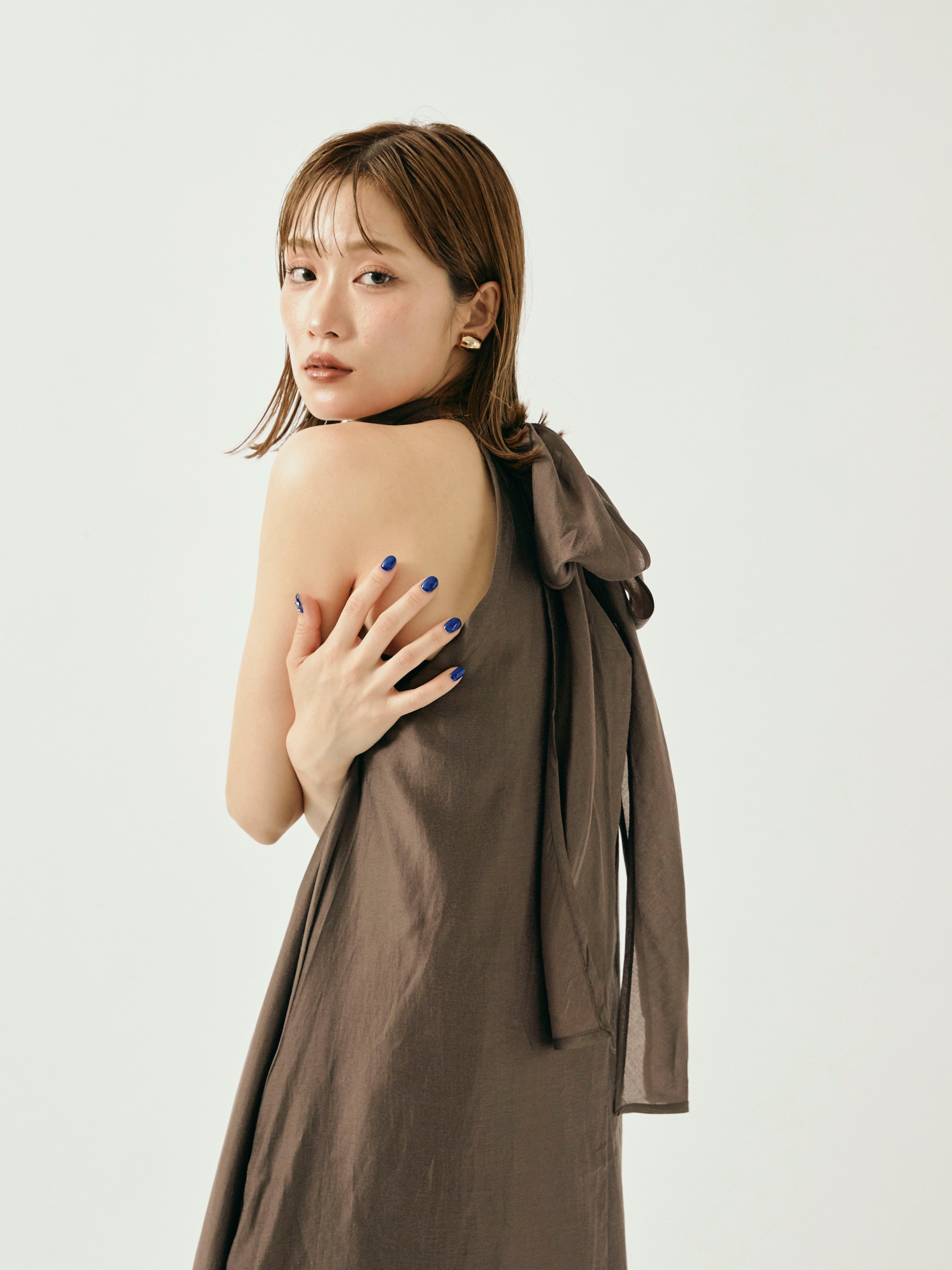 予約]シャイニーホルターネックレイヤードワンピース/ブラウン – Lumier