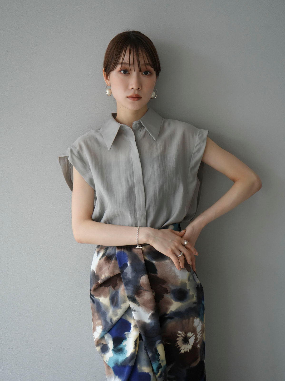 予約]タックショルダーシアーノースリーブシャツ/グレー – Lumier