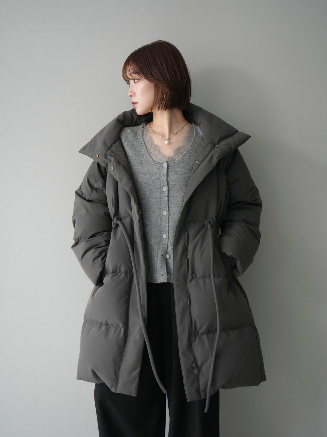 [20%オフ]スタンドカラーウエストベルトミドルダウンコート/gray