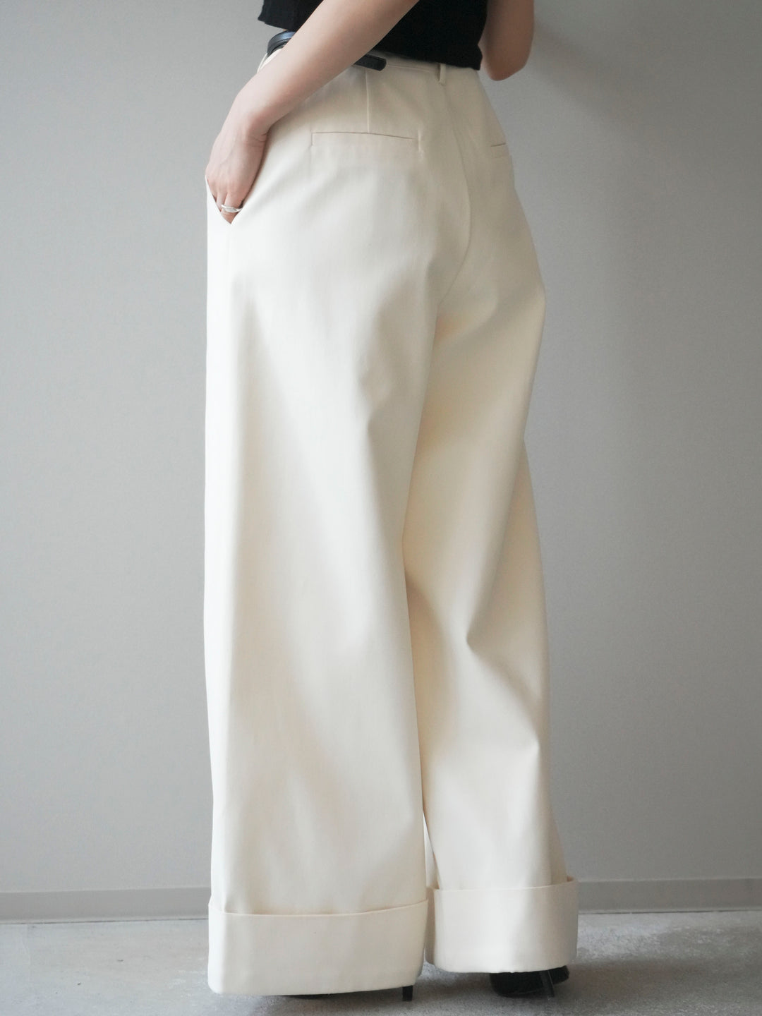 [予約]ベルト付き折り返しコットンツイルワイドパンツ/ivory