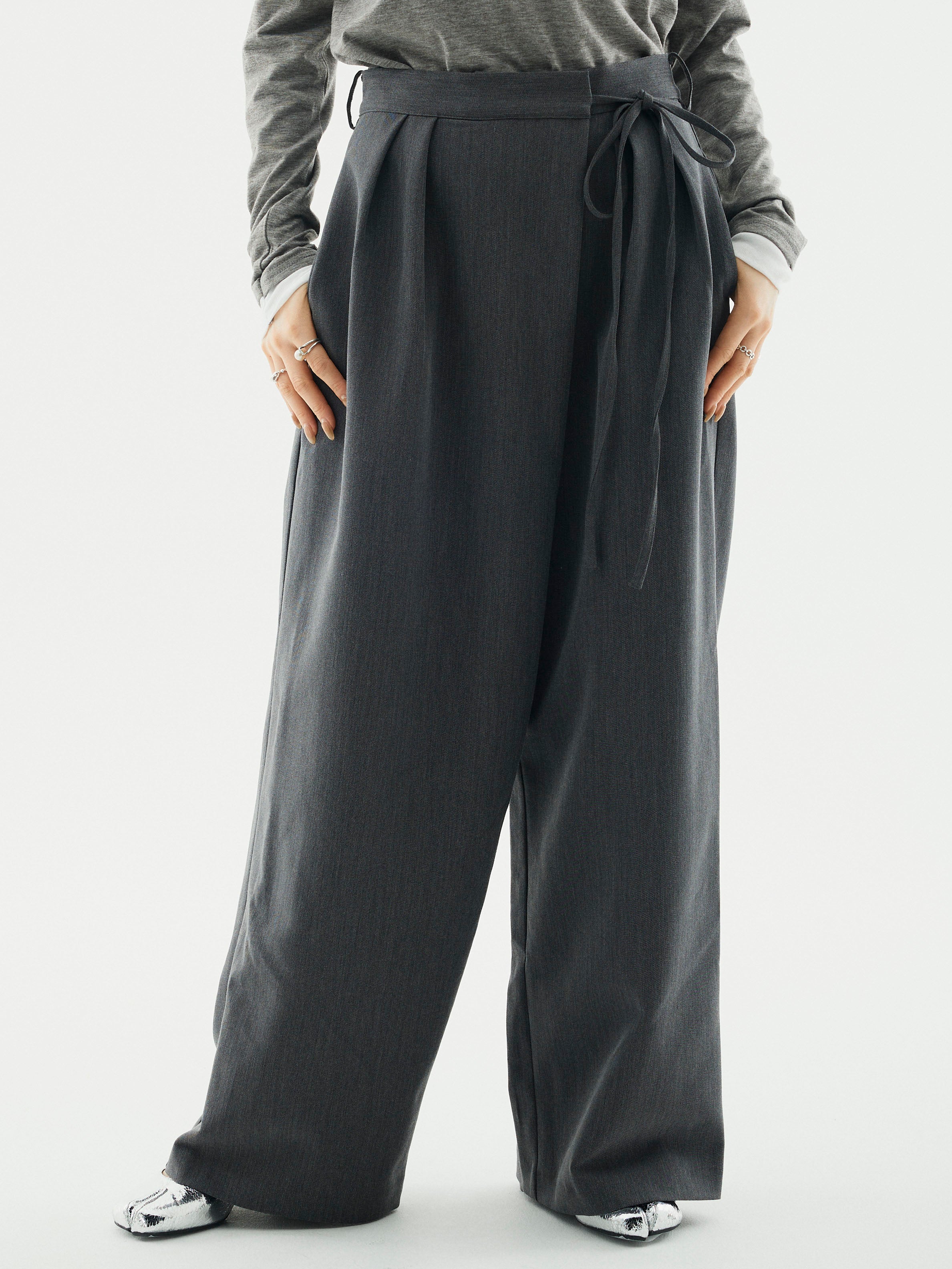 予約]ラップデザインタックワイドパンツ/チャコール – Lumier