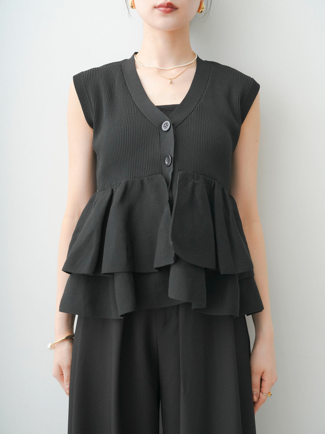 [予約]ダブルフリルペプラムノースリニットトップス/black