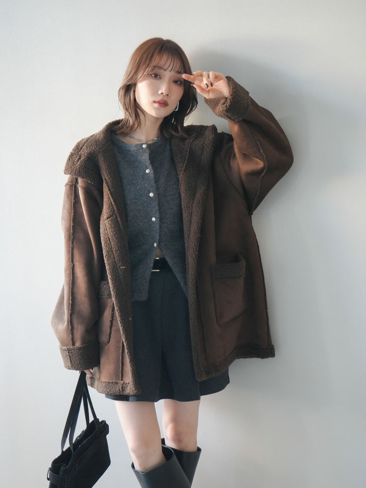 [予約]スタンドネックフェイクムートンミディアムコート/brown