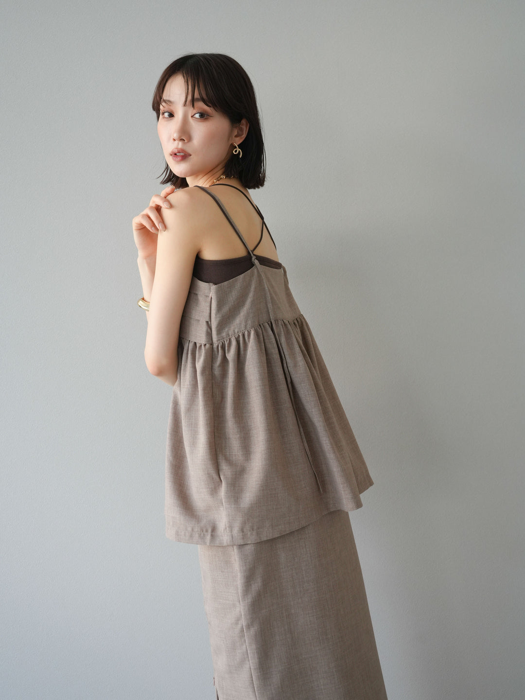 [訂位] 仿亞麻緊身設計吊帶背心/灰褐色