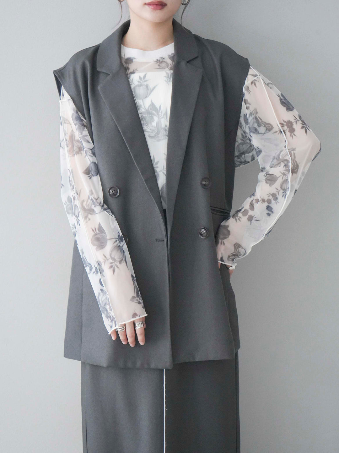 【預購】花朵印花羅紋領透薄柔和上衣/米白色單色