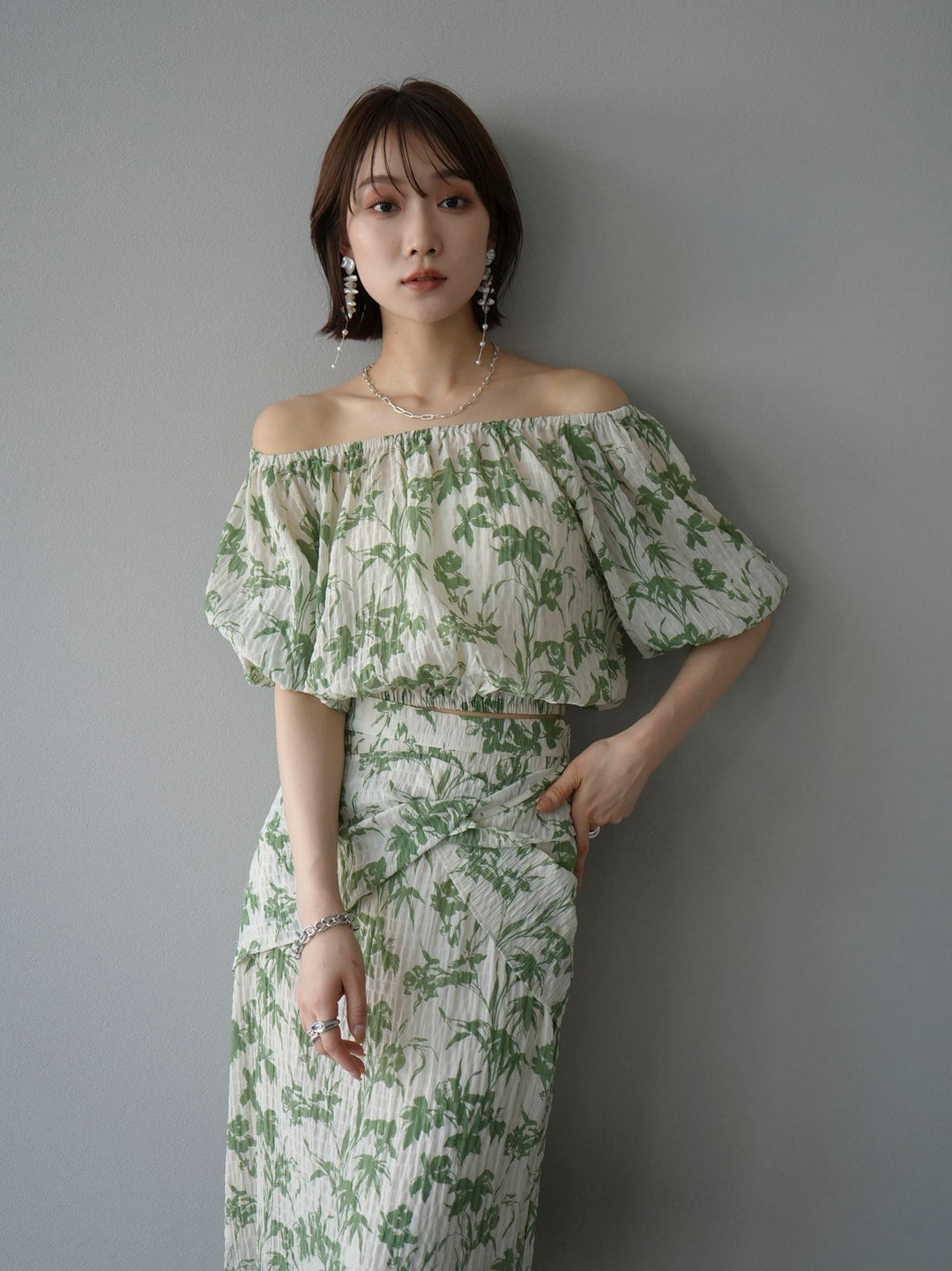 [Pre-order] Washer Flower Pattern Off-Shoulder Blouse/Green