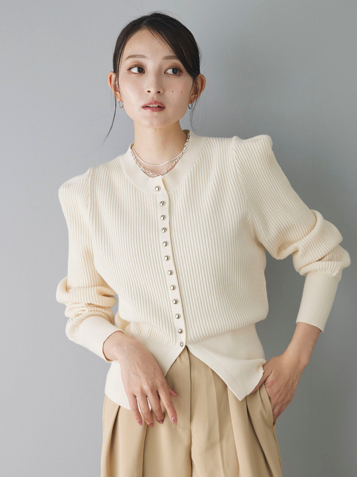 予約]シルバーボタンクルーネックカーディガン/アイボリー – Lumier